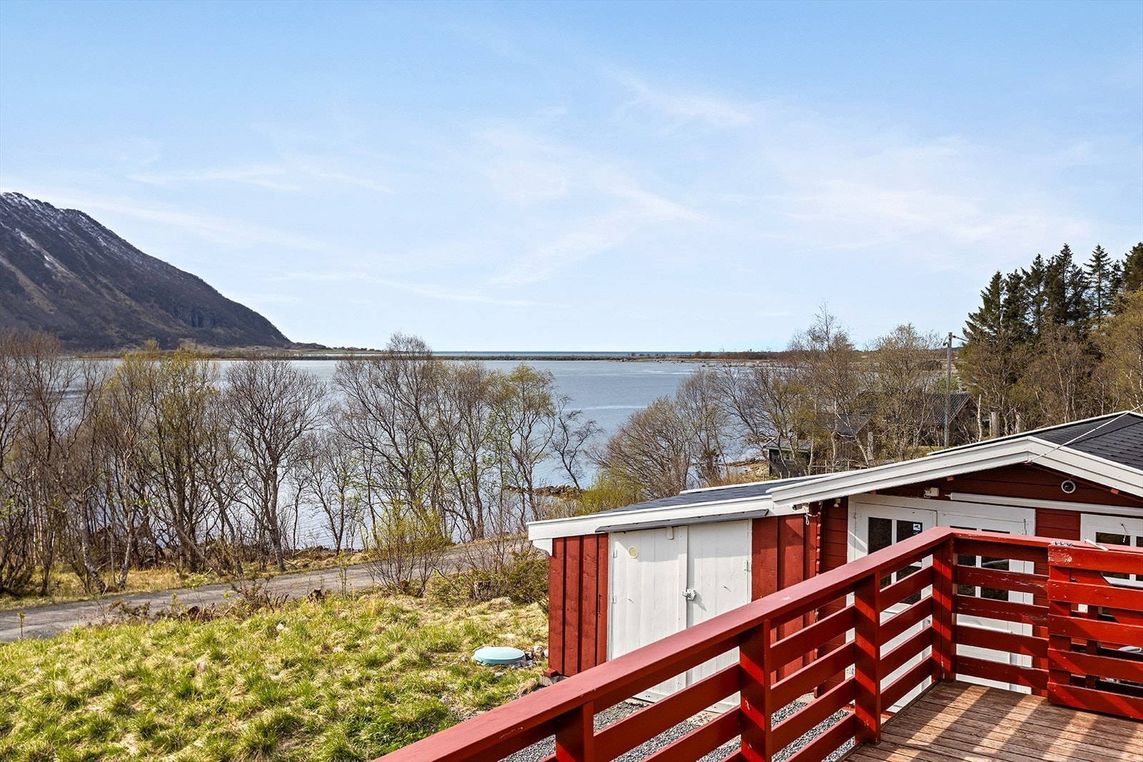 Suveren utsikt mot havet og sol nesten helt fram til midnatt Galleribilde