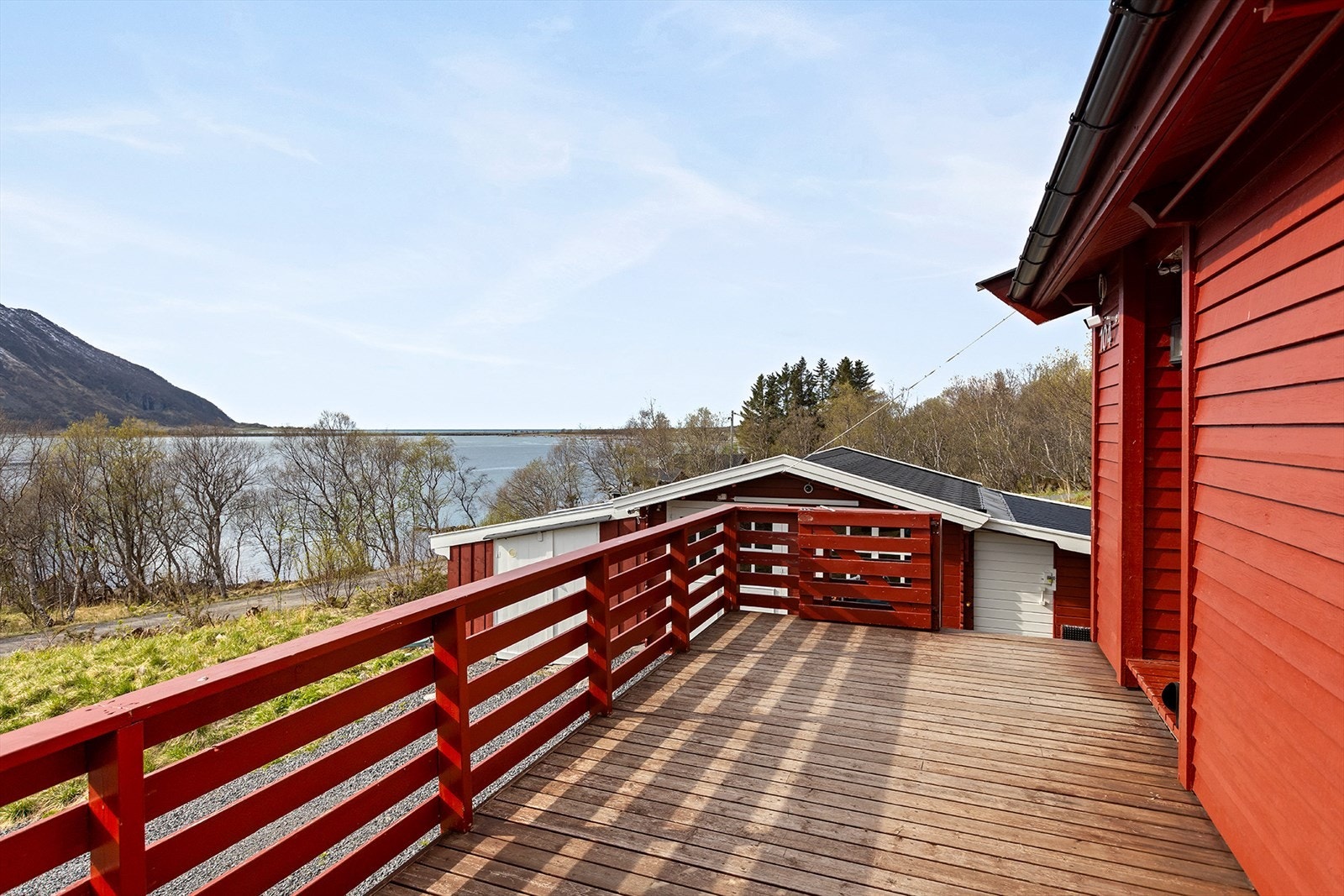 Veranda med suverene solforhold og fantastisk utsikt mot hav og fjell Galleribilde