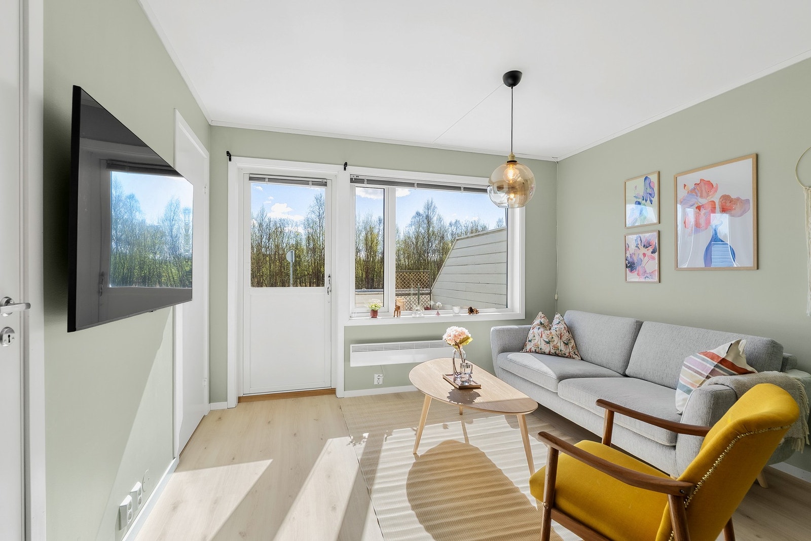 Adkomst fra stue til soverom og utgang til terrasse. Galleribilde