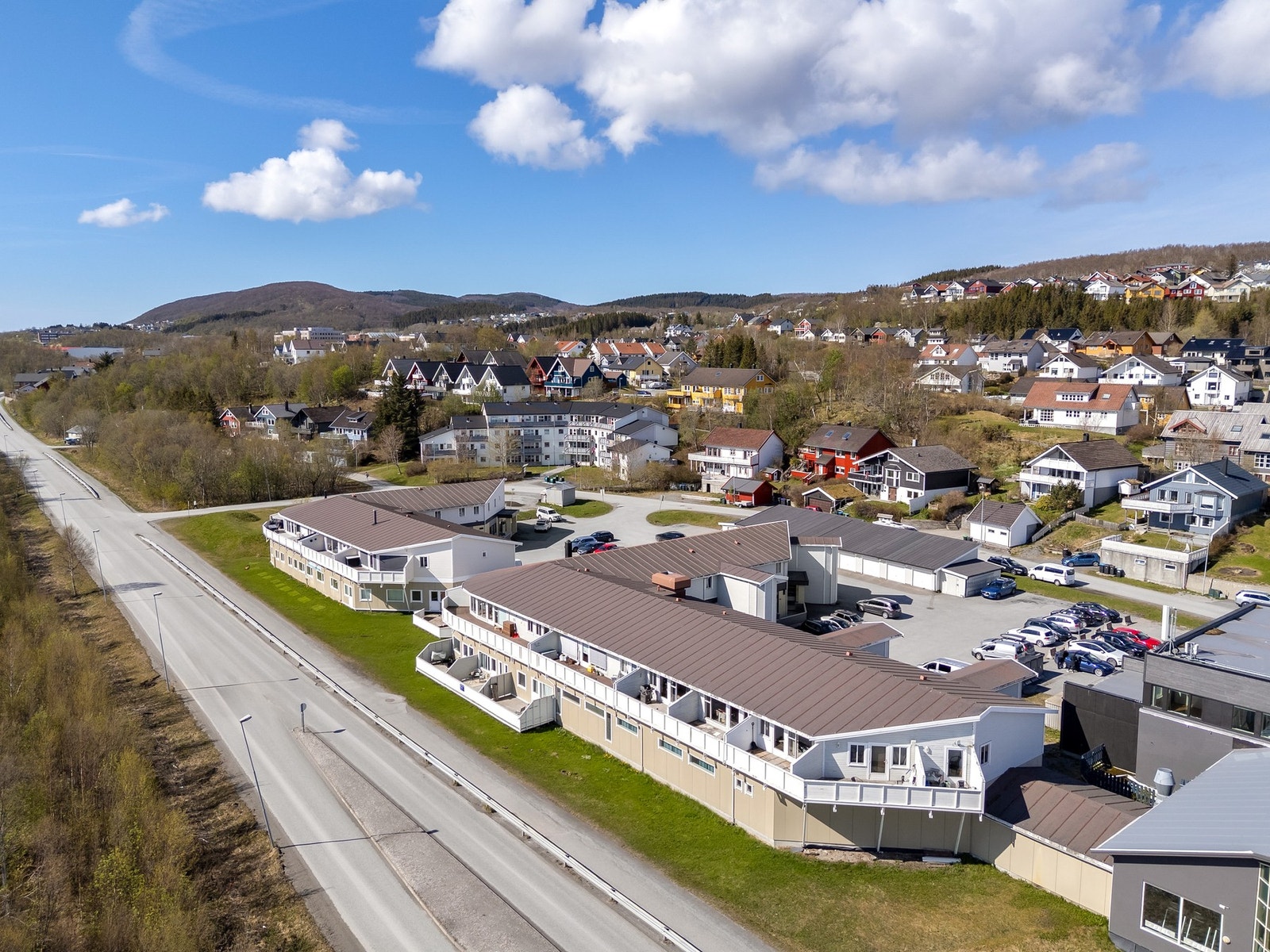 Sentral beliggenhet på Mørkved med kort vei til buss, butikker, turterreng, universitetet m.m. Galleribilde