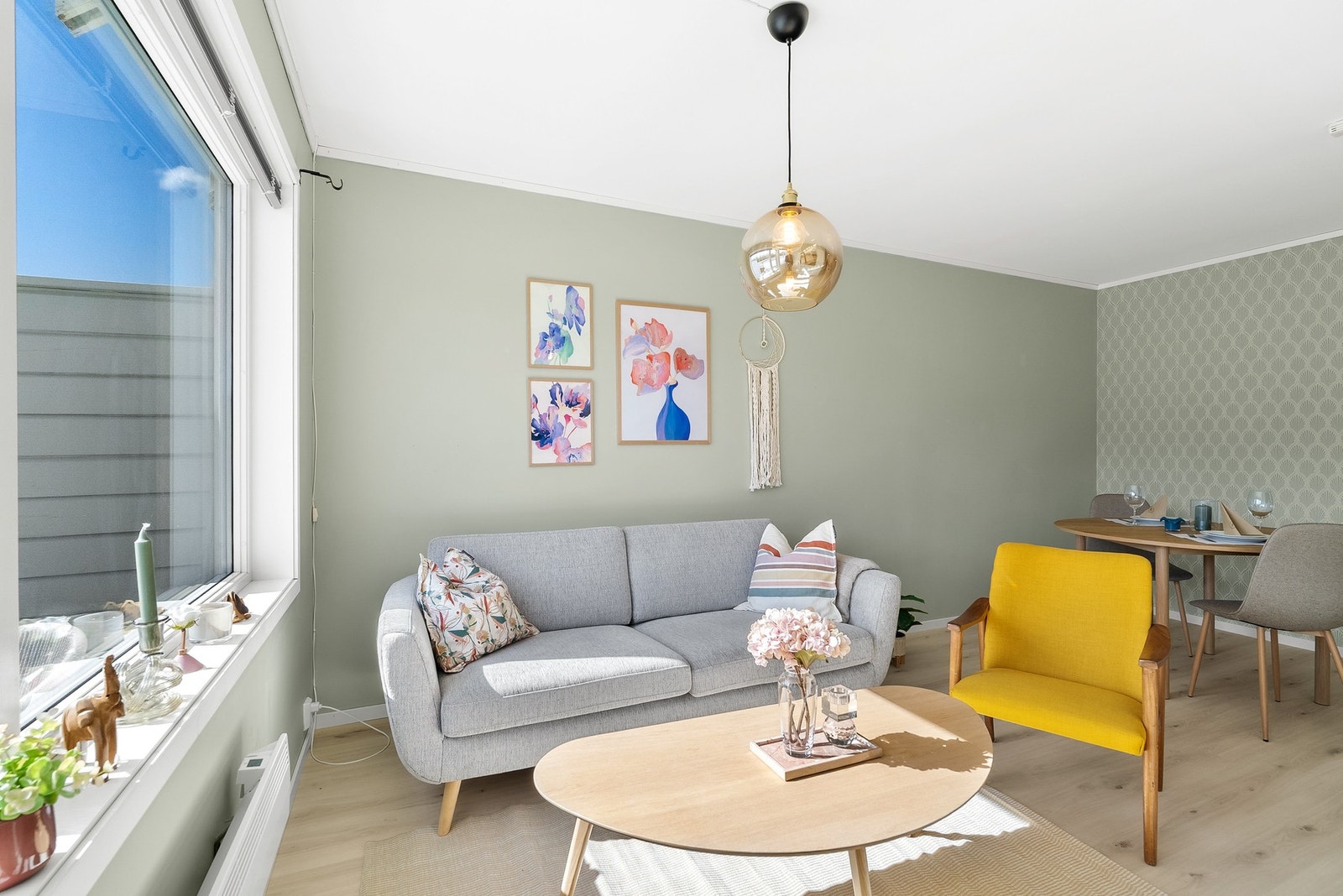 Leiligheten har slette vegger malt opp i 2022 og pent laminatgulv fra 2024 som gir et stilrent og moderne uttrykk. Galleribilde