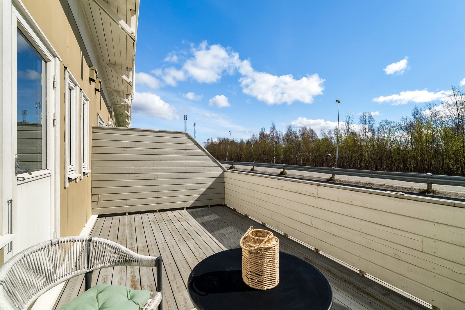 Sørvendt terrasse på 14 m² med god plass til utemøbler. Gode solforhold. Galleribilde