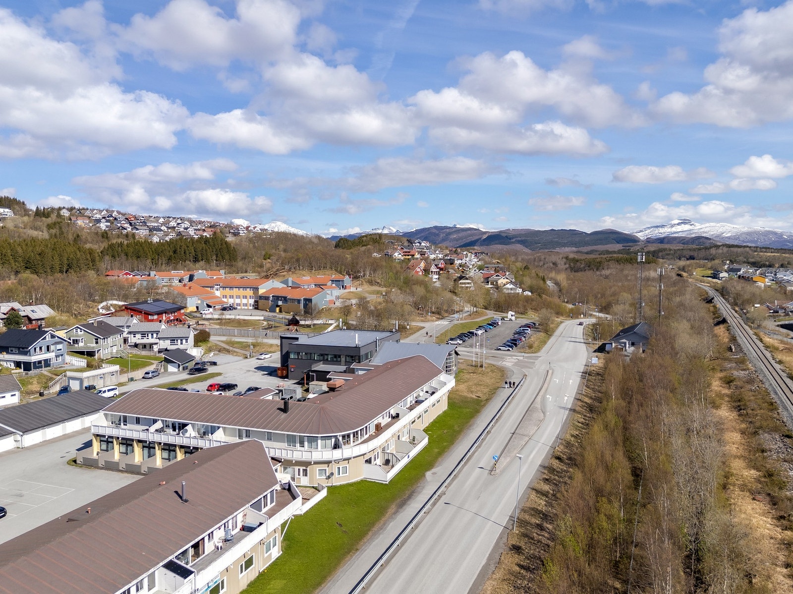 Her finner du flere butikker, treningssenter, turterreng, universitetet, skoler, barnehage, klatrehall m.m i nærheten. Galleribilde