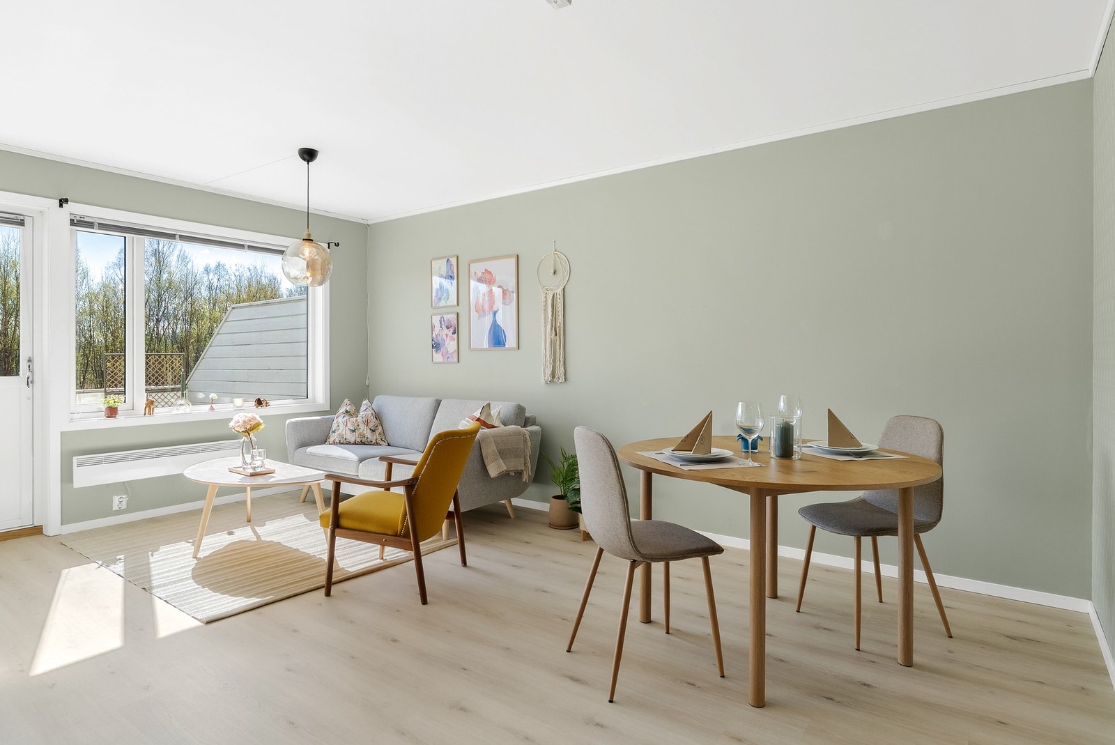 God plass til både sitte-og spisegruppe i naturlige soner. Galleribilde