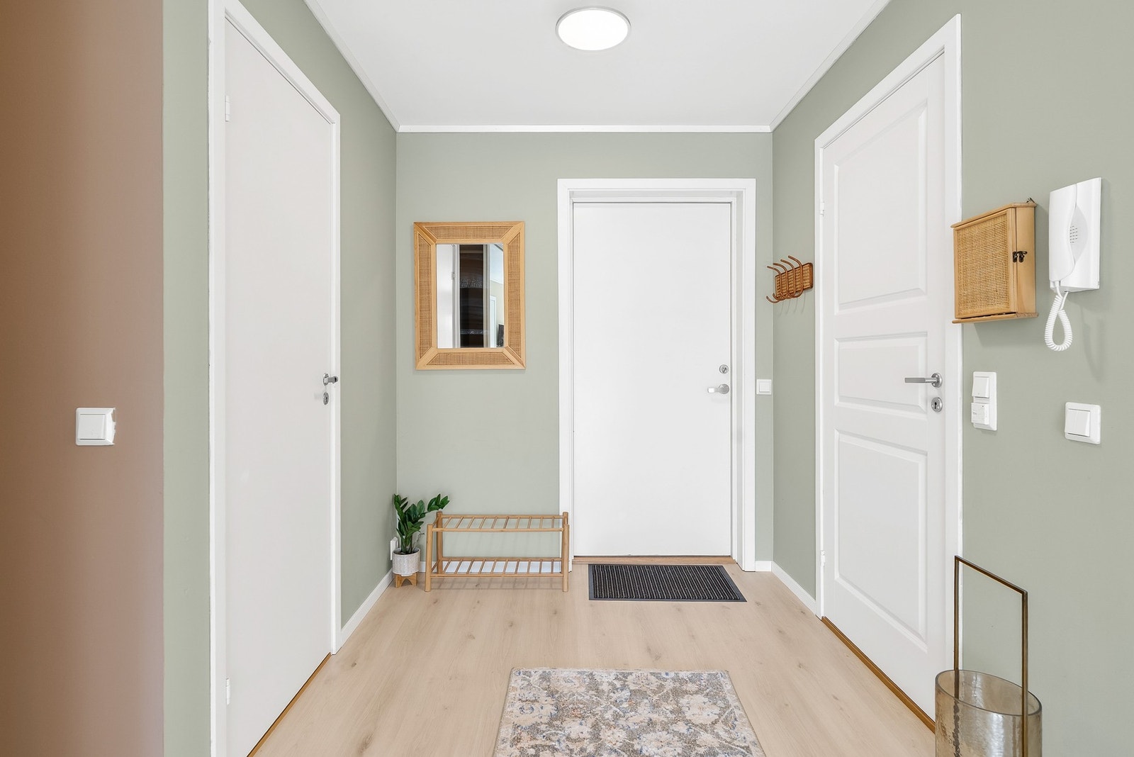 Innbydende entré med adkomst til bad, bod og disponibelt rom/garderobe. Galleribilde