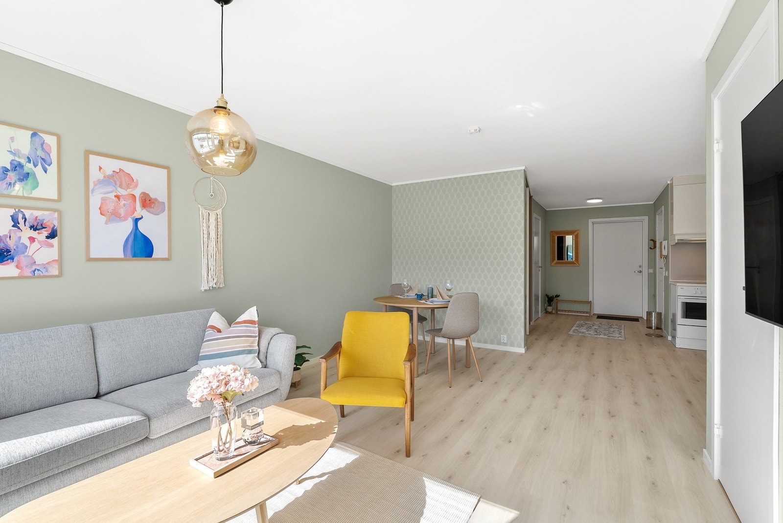 I felleskostnadene er kommunale avgifter, renovasjon, tv og internett fra Signal/Altibox, drift/vedlikehold, bygningsforsikring, betjening av renter og avdrag på fellesgjeld m.m inkludert. Galleribilde