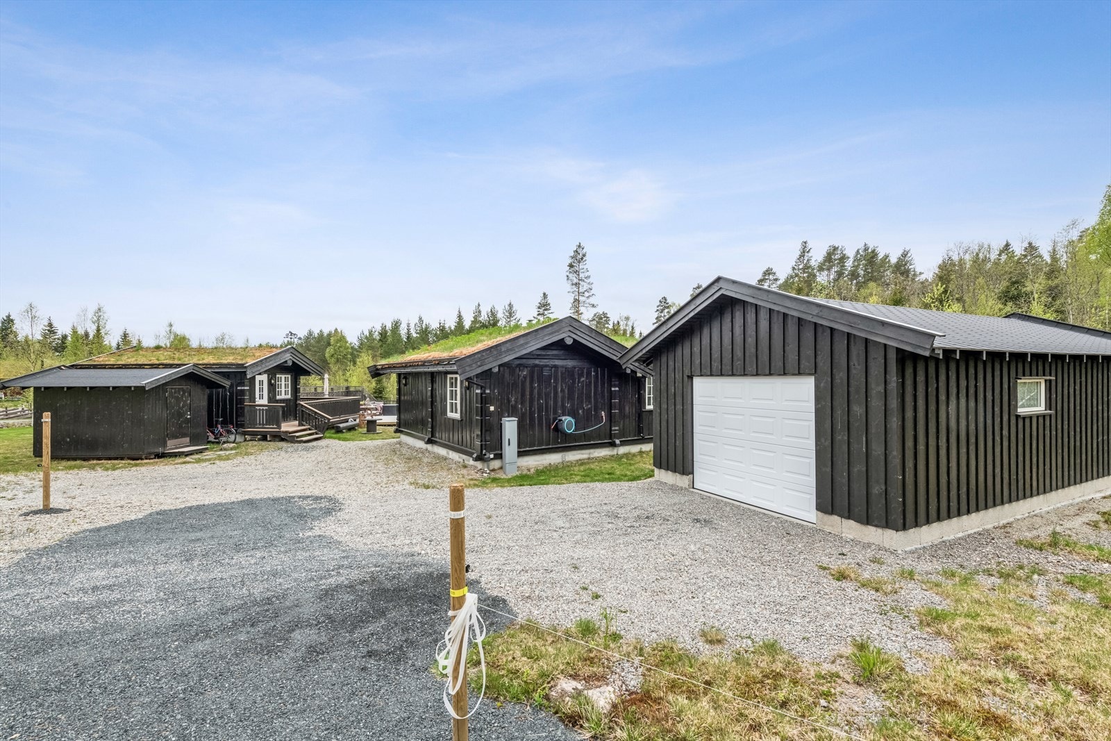 Tomten er inngjerdet med elektrisk gjerde mot kuer. Galleribilde