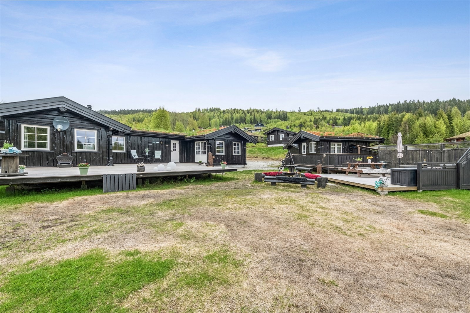 Eiendommen består av hytte, anneks, garasje og bod. Galleribilde
