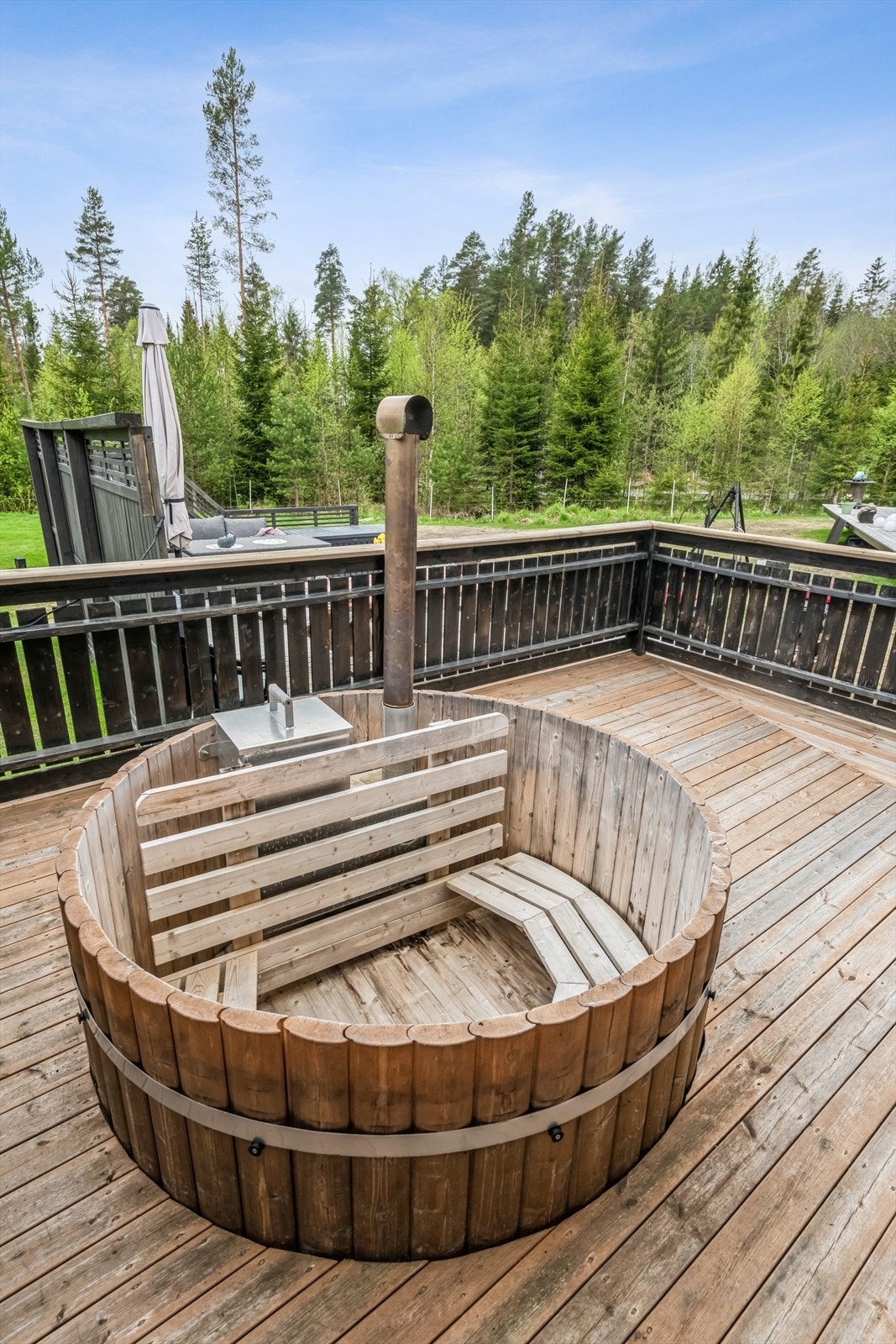 Utenfor annekset er det en nedsenket badestamp, like fin på sene sommerkvelder som etter en skitur i vinterhalvåret Galleribilde