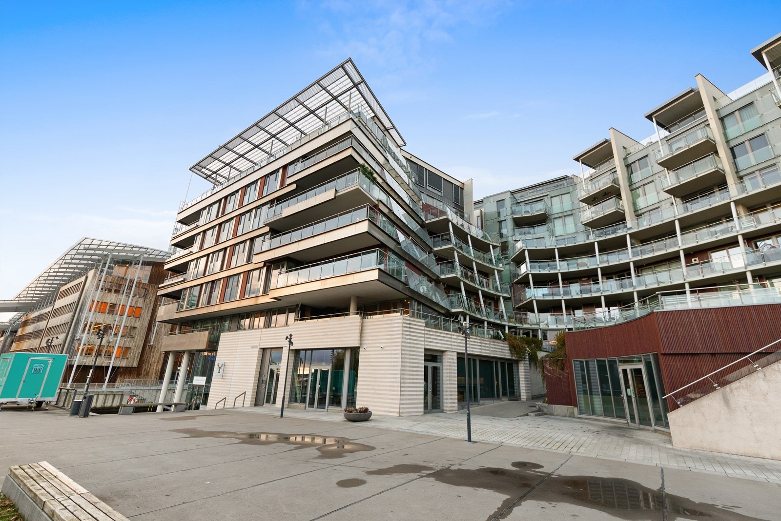 Bygget fra 2008 har en moderne arkitektur med fasader i plater og glass Galleribilde