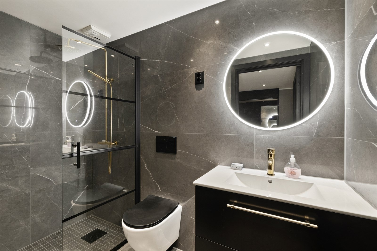 Badet er helfliset med store, moderne fliser og har varme i gulvet for økt komfort Galleribilde