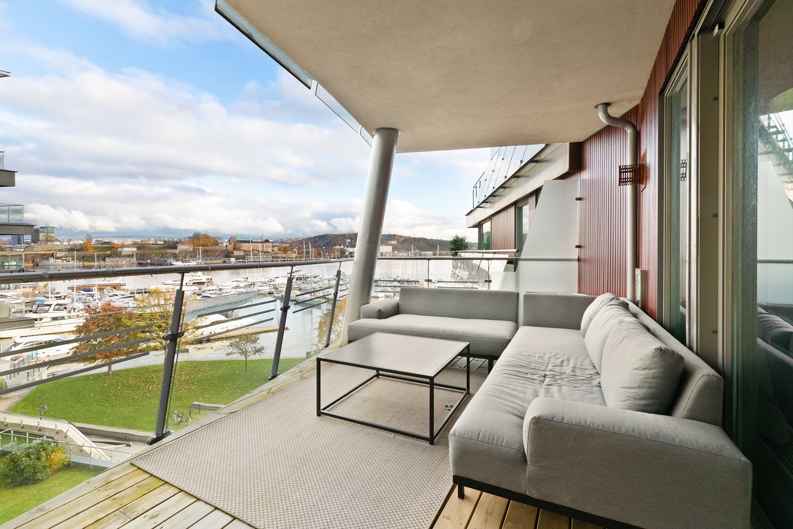 Den romslige balkongen på 22 m² har god plass til både en stor sittegruppe og spisebord Galleribilde