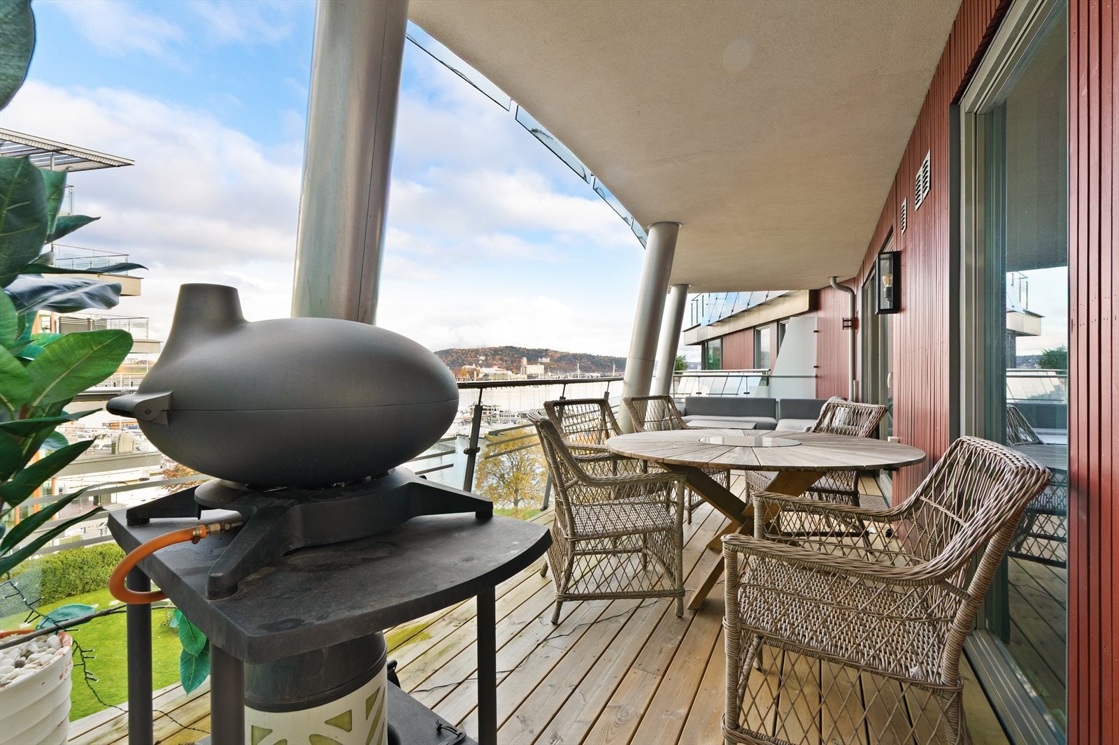 Størrelsen gir rikelig med plass for både grilling og sosiale sammenkomster Galleribilde