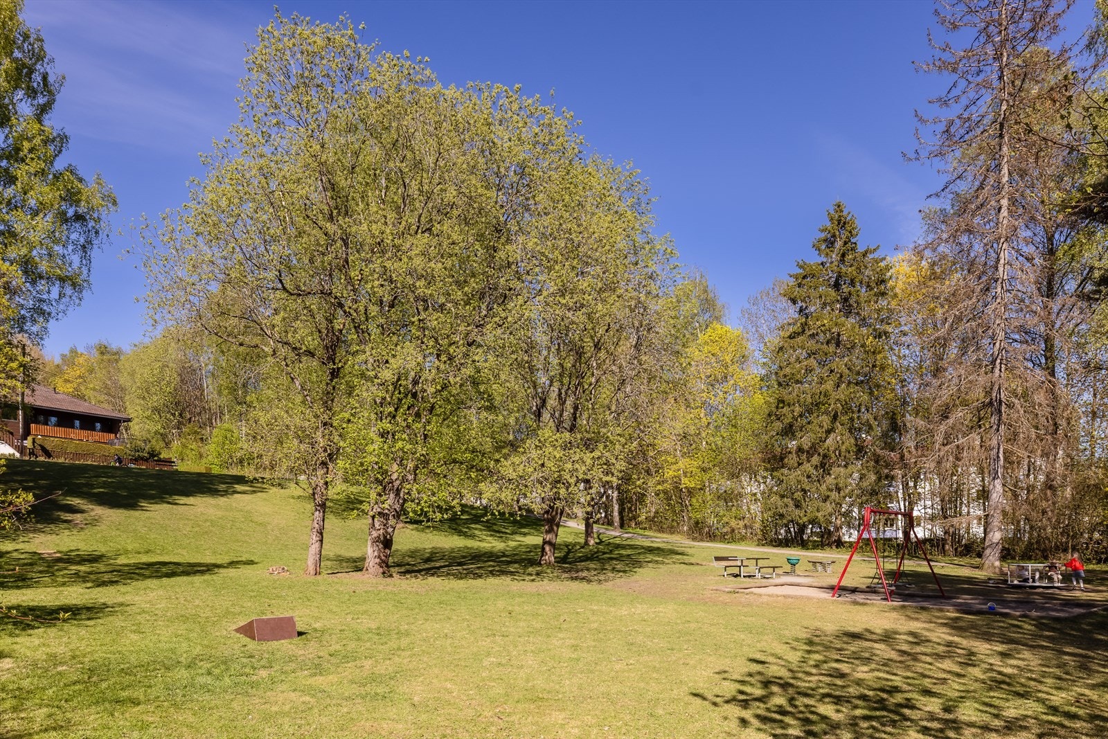 Leiligheten har en usjenert beliggenhet i et rolig og barnevennlig boligområde. Galleribilde