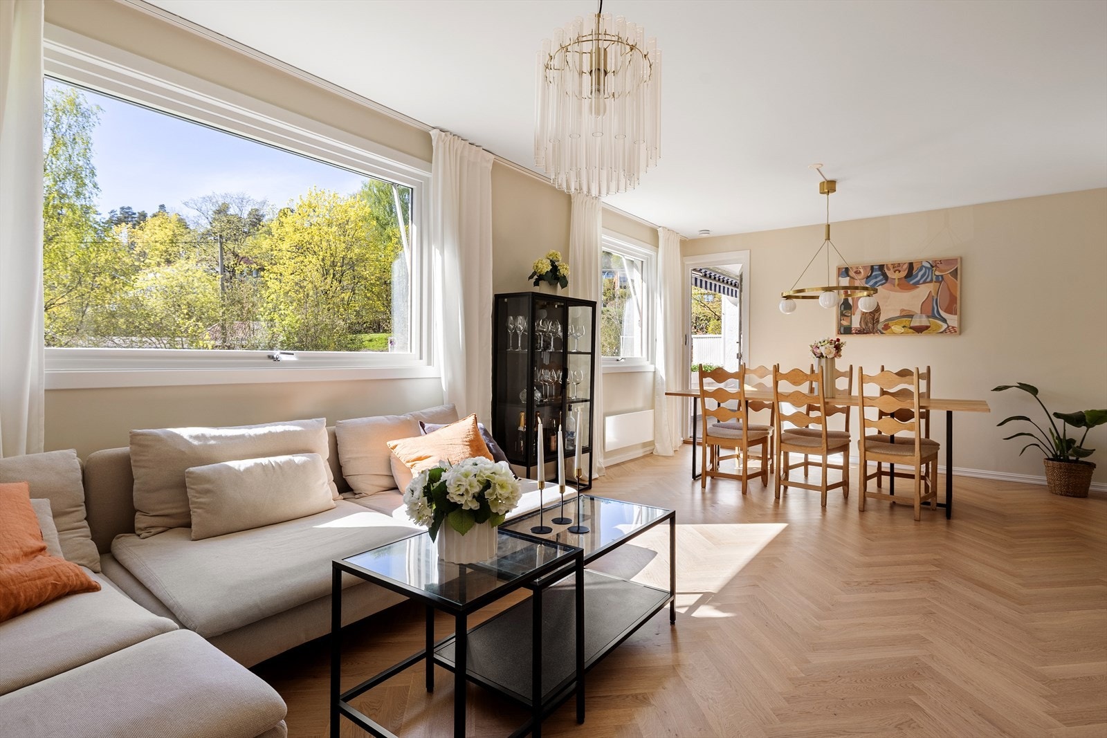 Store vindusflater som gir rikelig med luft og lys. Galleribilde