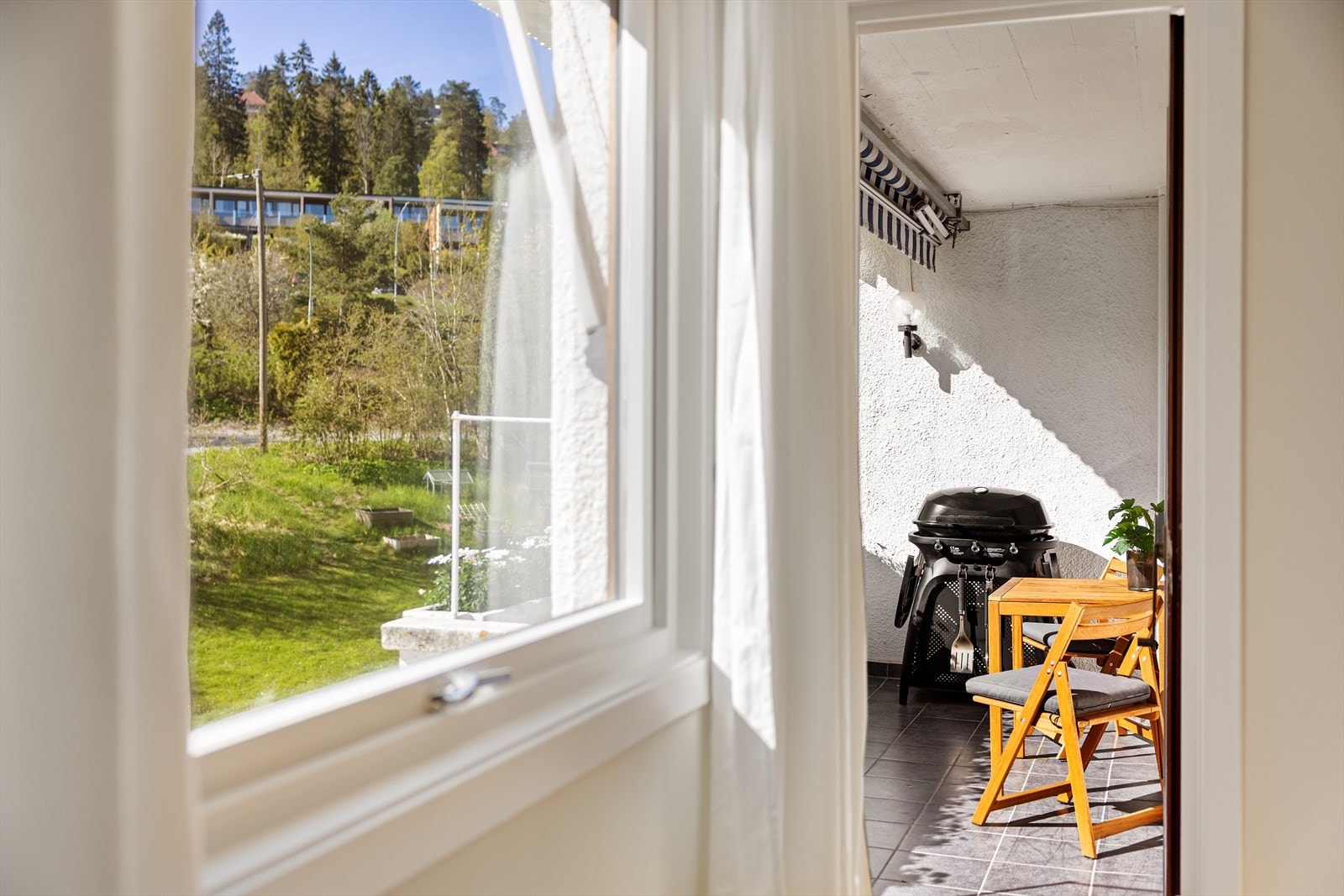Fra stuen er det direkte utgang til en herlig balkong. Galleribilde