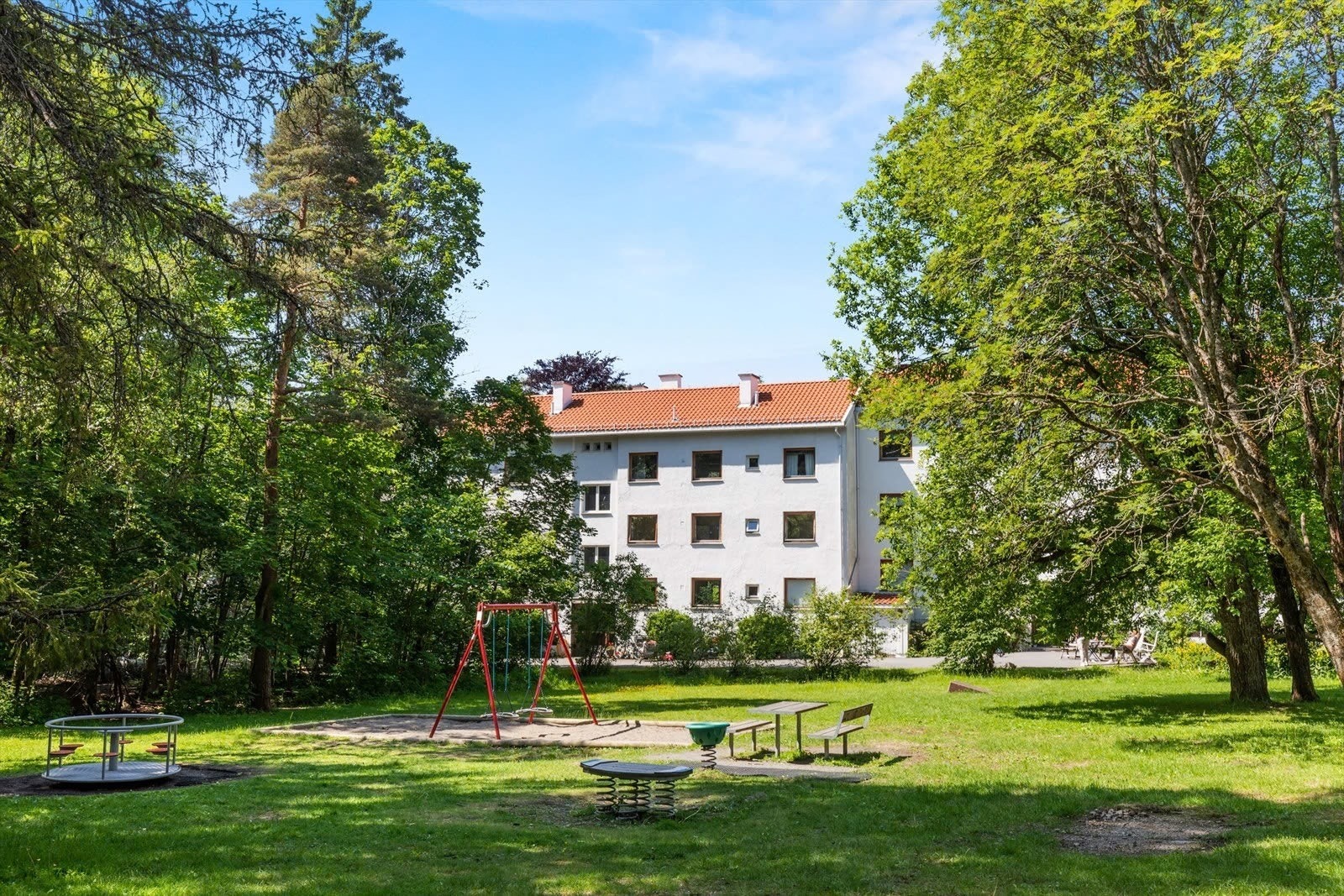 Hyggelig fellesområdet med lekeapparater. Galleribilde