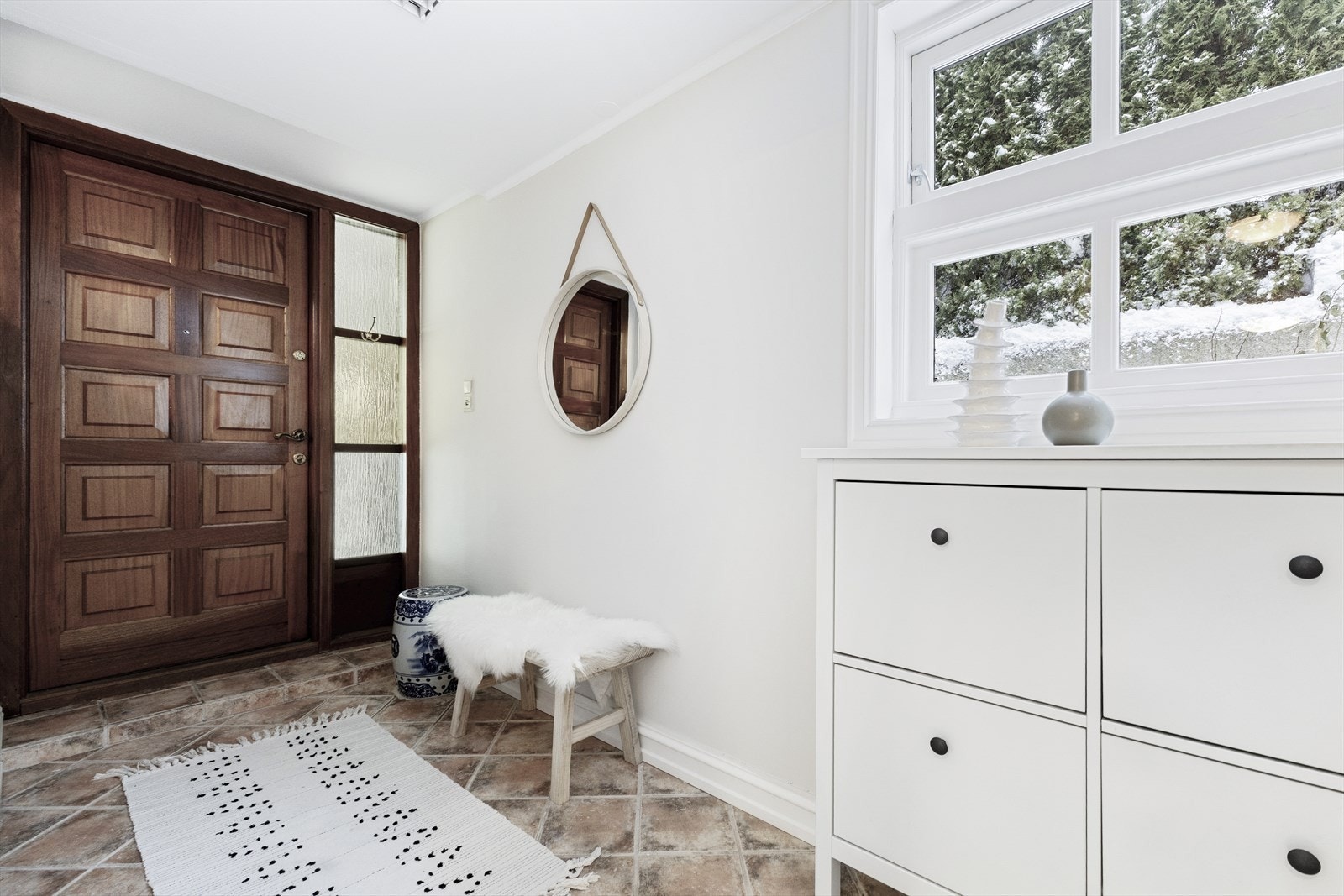 Underetasjen har egen inngang som leder inn til en romslig og innbydende entré. Galleribilde