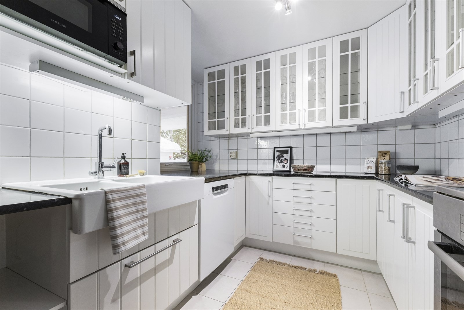 Kjøkkenet i underetasjen er utformet med glatte fronter og en funksjonell planløsning som egner seg godt for både utleie og selvstendig bruk. Galleribilde