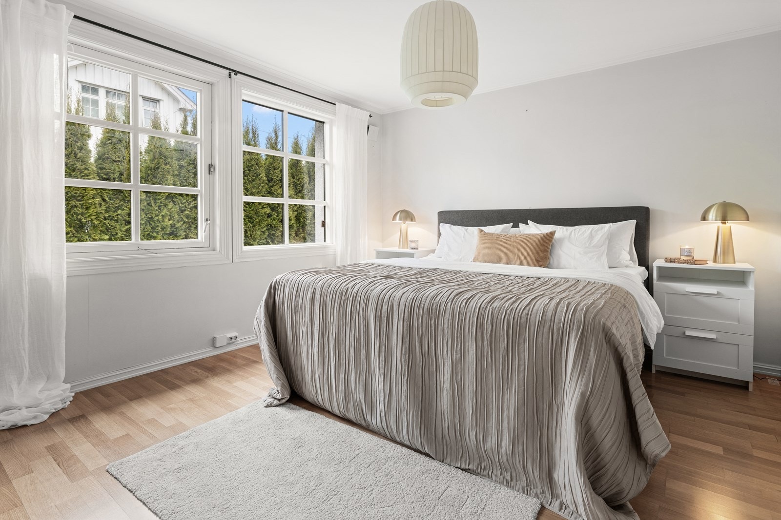 Store vindusflater som gir rikelig med dagslys Galleribilde