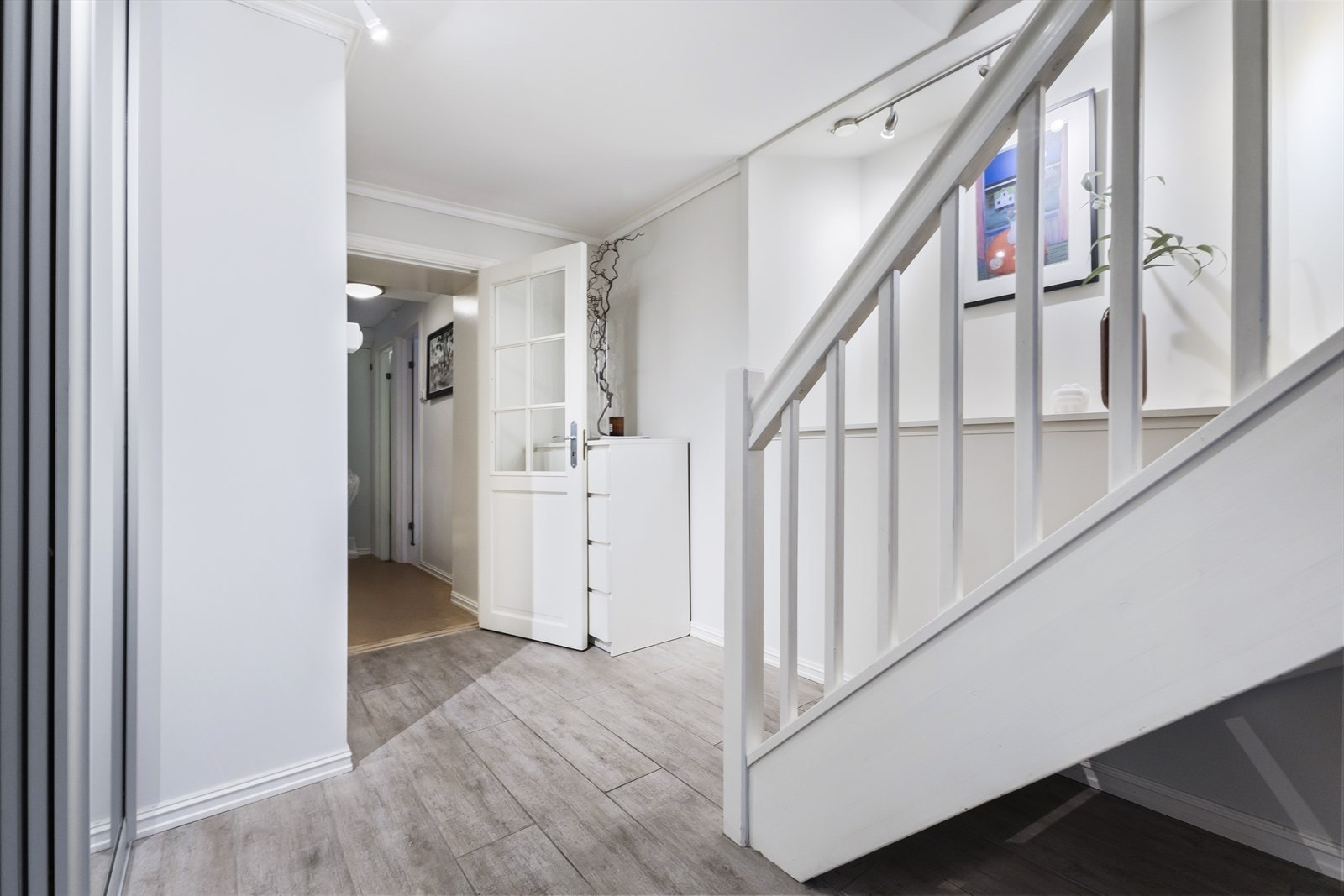 Videre fra entréen i underetasjen får man tilgang til boligens øvrige rom i denne etasjen, bestående av to soverom, bad og bod. Galleribilde