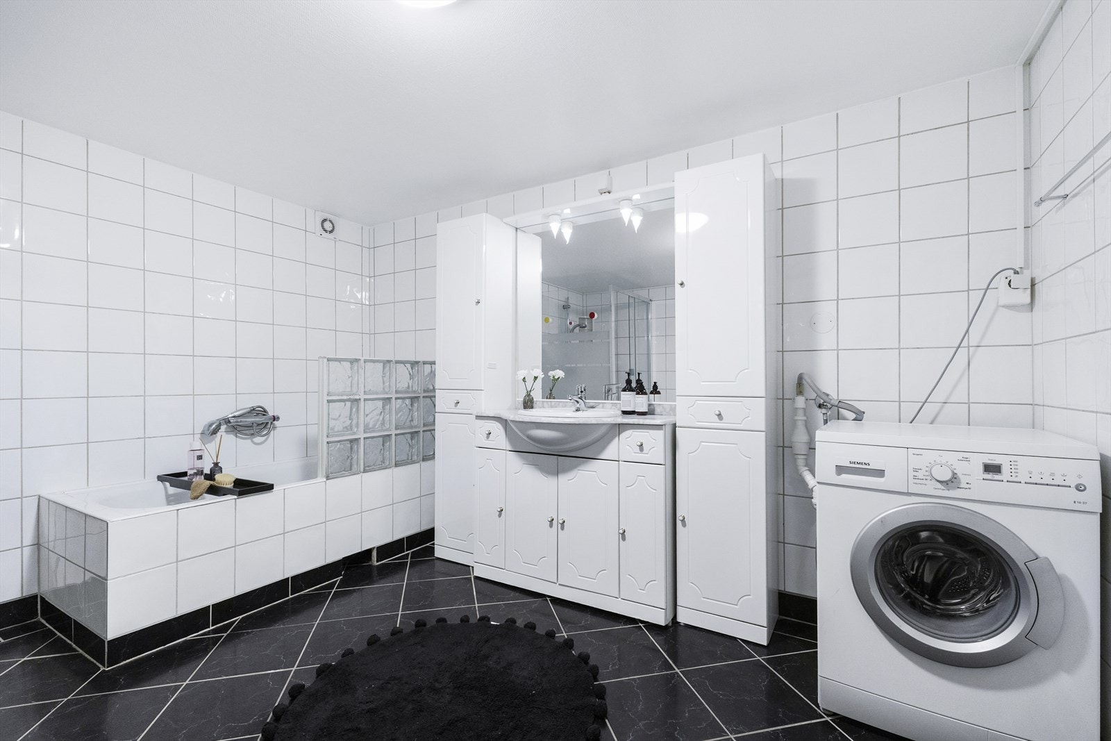 Badet i underetasjen fremstår romslig og velholdt, med en praktisk og gjennomtenkt utforming Galleribilde
