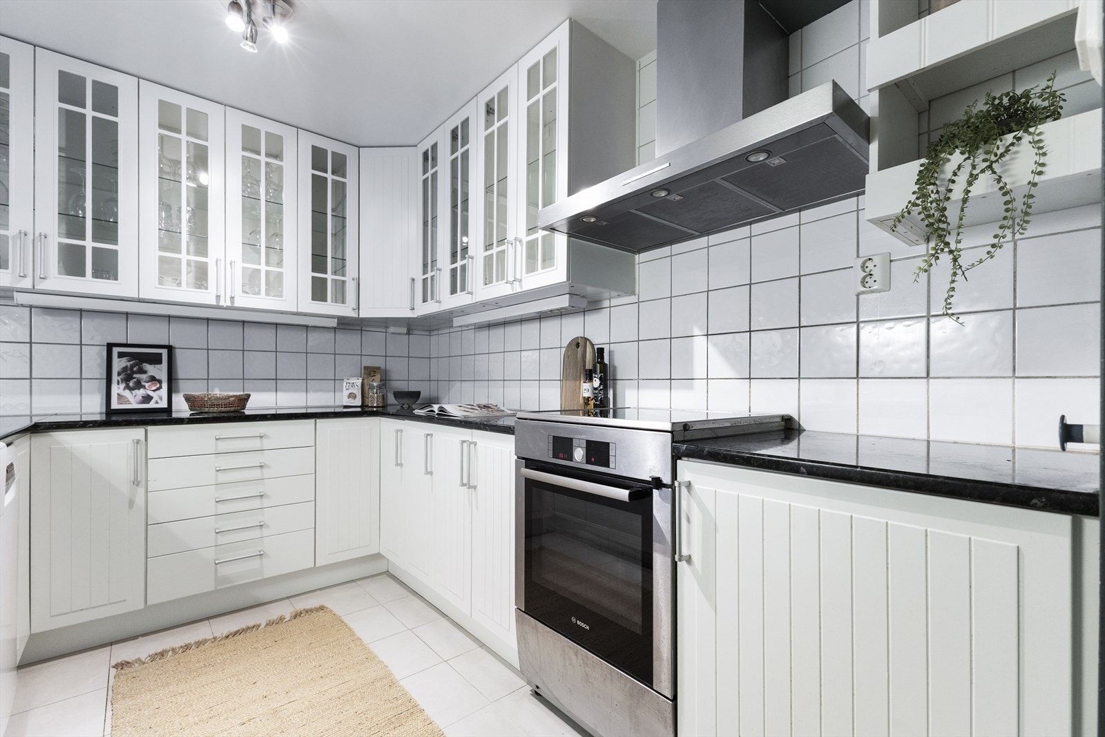 Innredningen har laminert benkeplate, fliser over benk og opplegg for oppvaskmaskin. Galleribilde