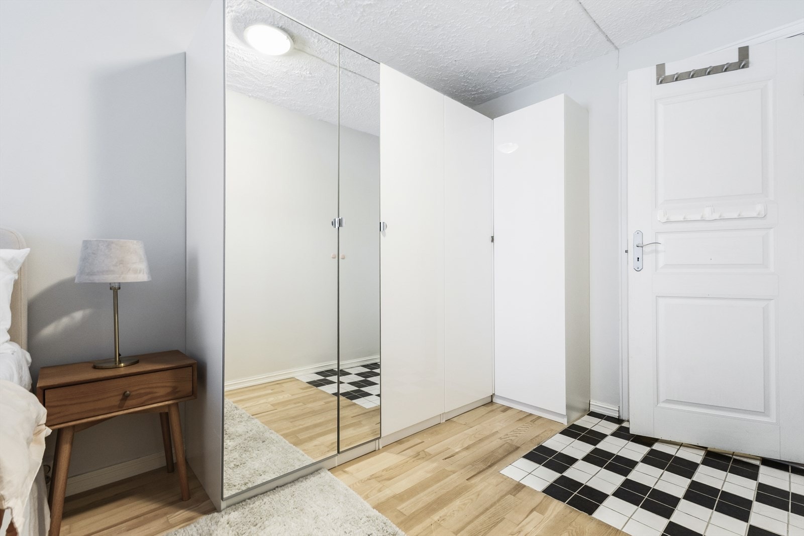 Rommet fremstår lyst og behagelig, og fungerer utmerket som soverom, gjesterom eller kontor. Galleribilde
