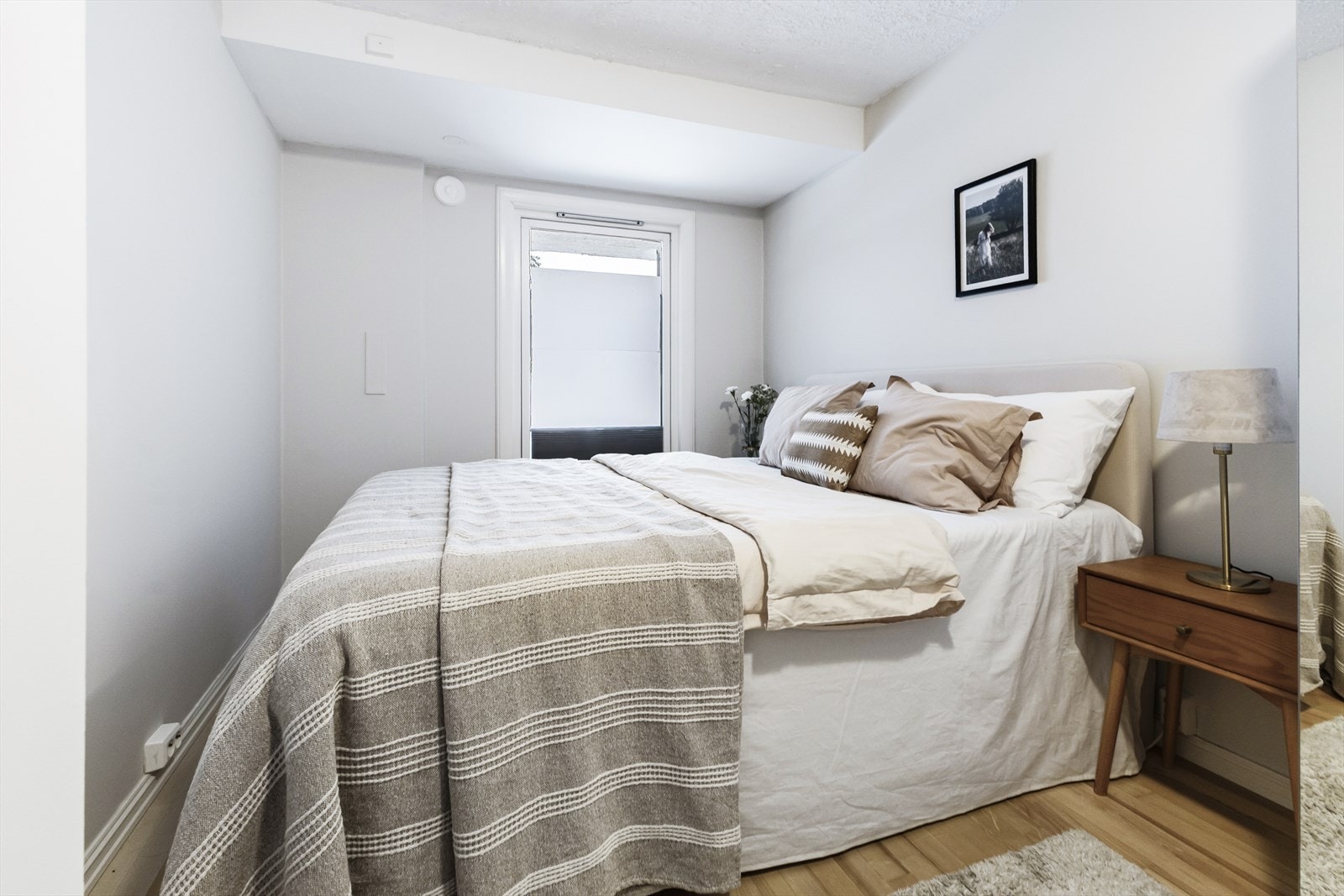 Dette soverommet har god størrelse og et rolig preg, med plass til seng, garderobe og eventuelt arbeidsplass. Galleribilde