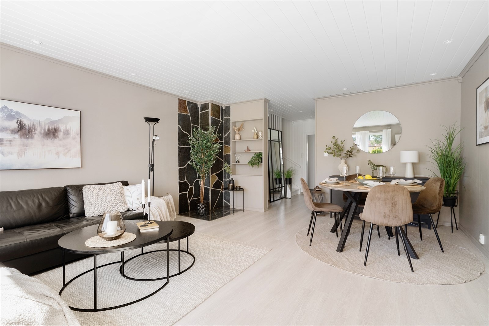 Downlights i taket gir god og jevn belysning i stuen. Galleribilde