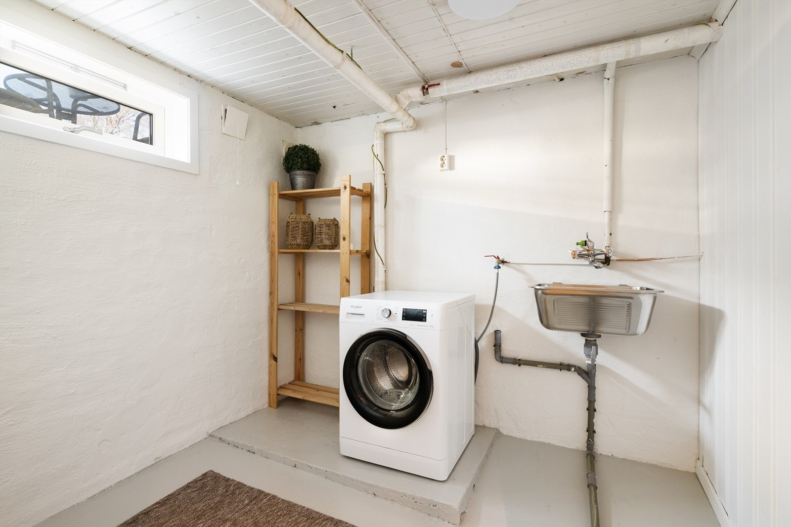 Praktisk vaskerom i kjelleren med opplegg for vaskemaskin og egen skyllekum. Galleribilde
