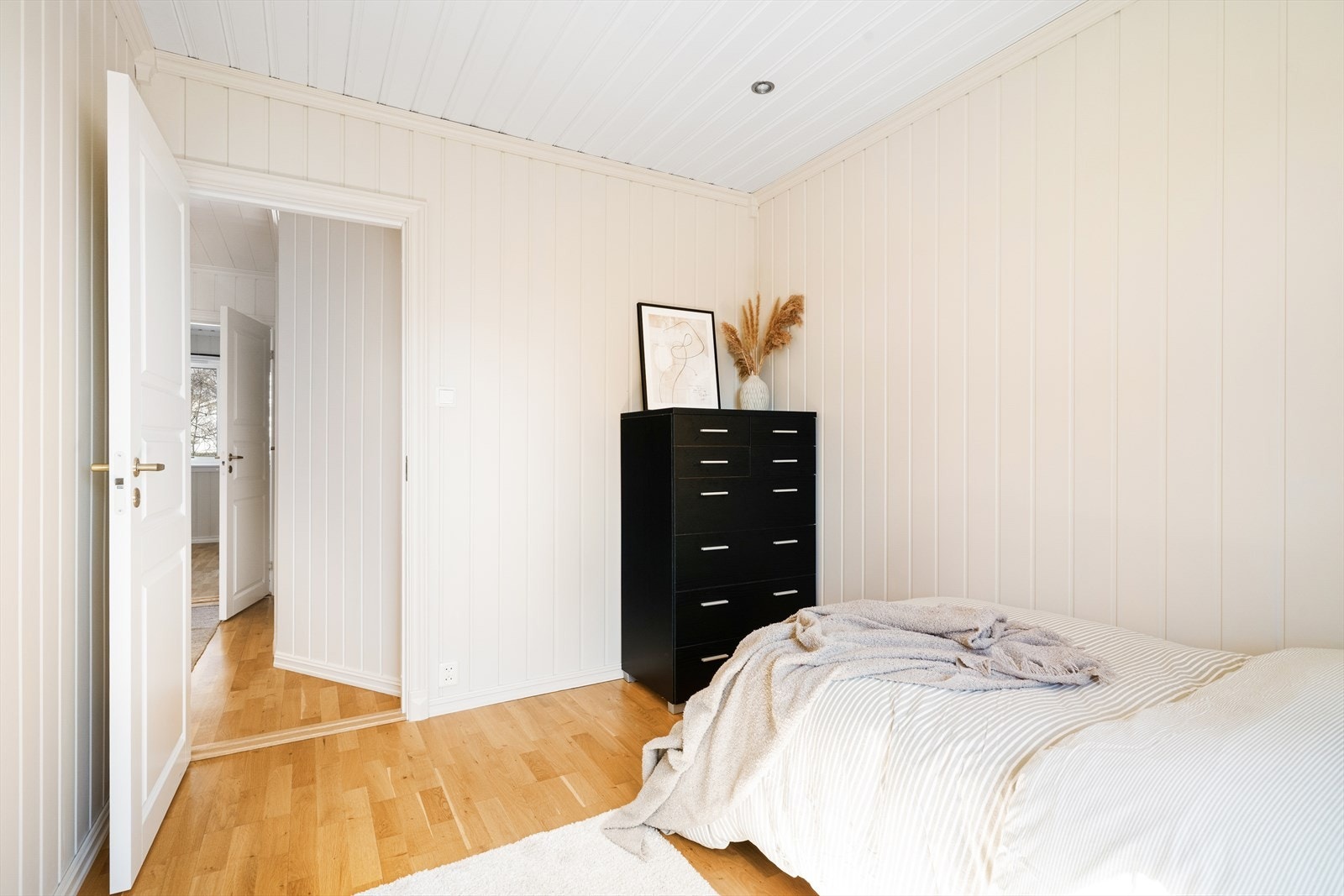 Også her er det parkett på gulvet og lyse, malte flater. Galleribilde