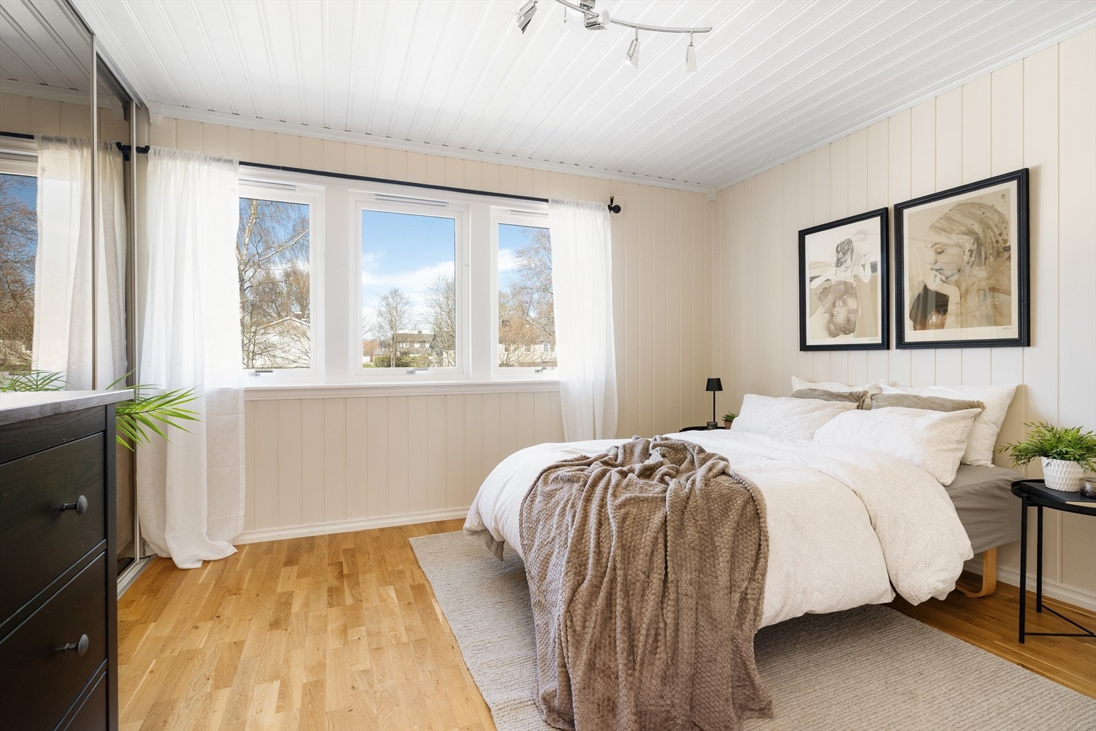 Hovedsoverommet har god plass til dobbeltseng og garderobeløsning. Galleribilde