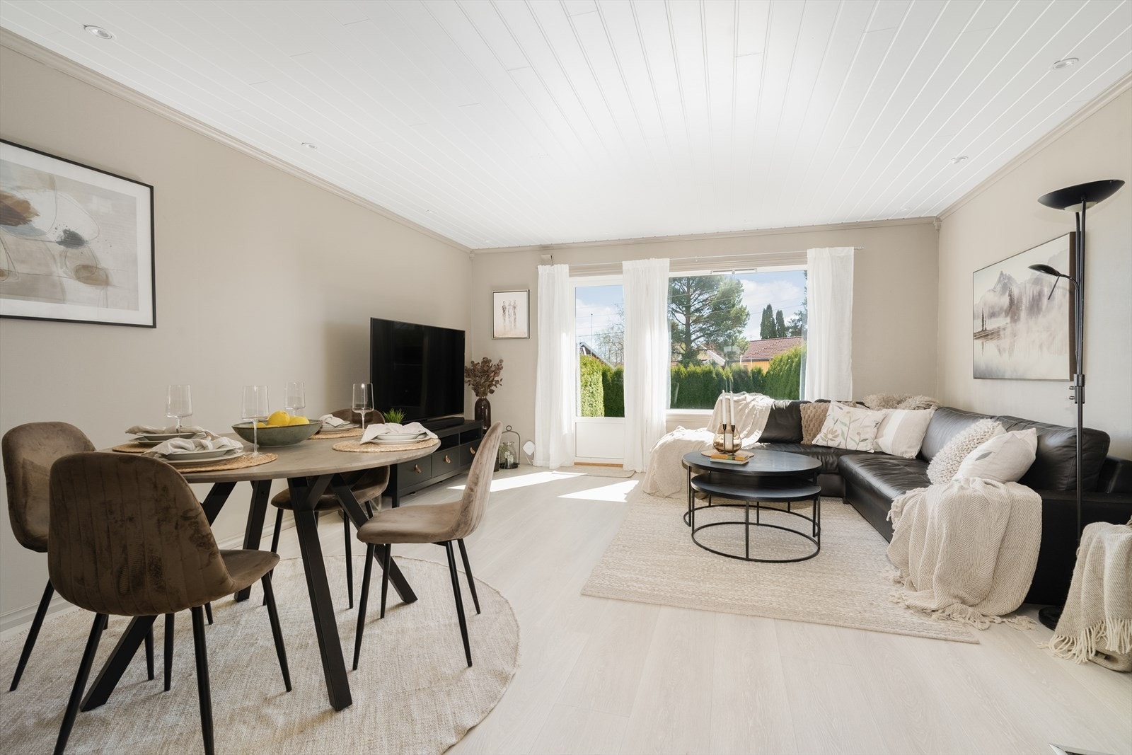 Stuen er lys og romslig, med god plass til både sofagruppe og spisebord. Galleribilde