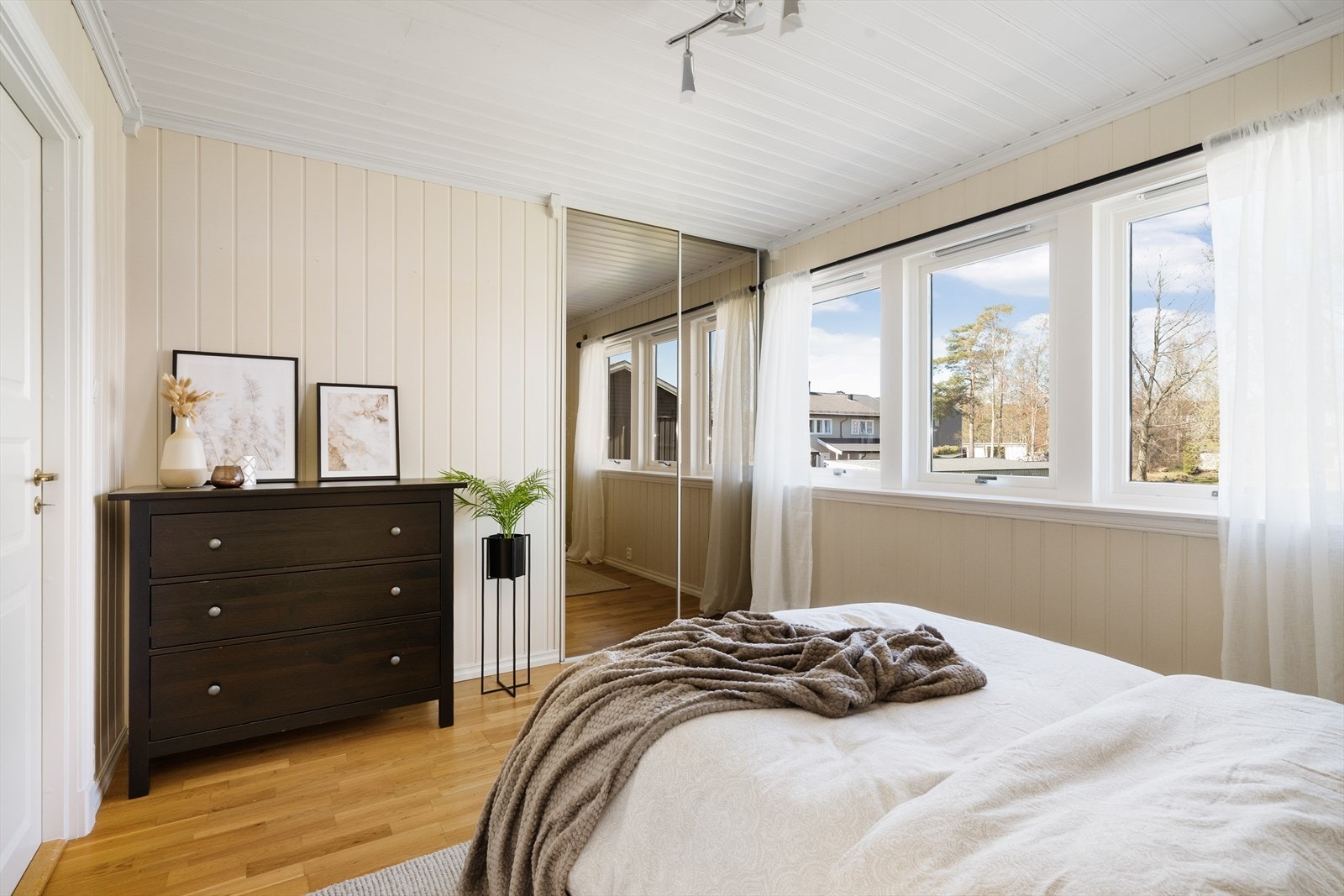 Store vindusflater gir rikelig med naturlig lys. Galleribilde