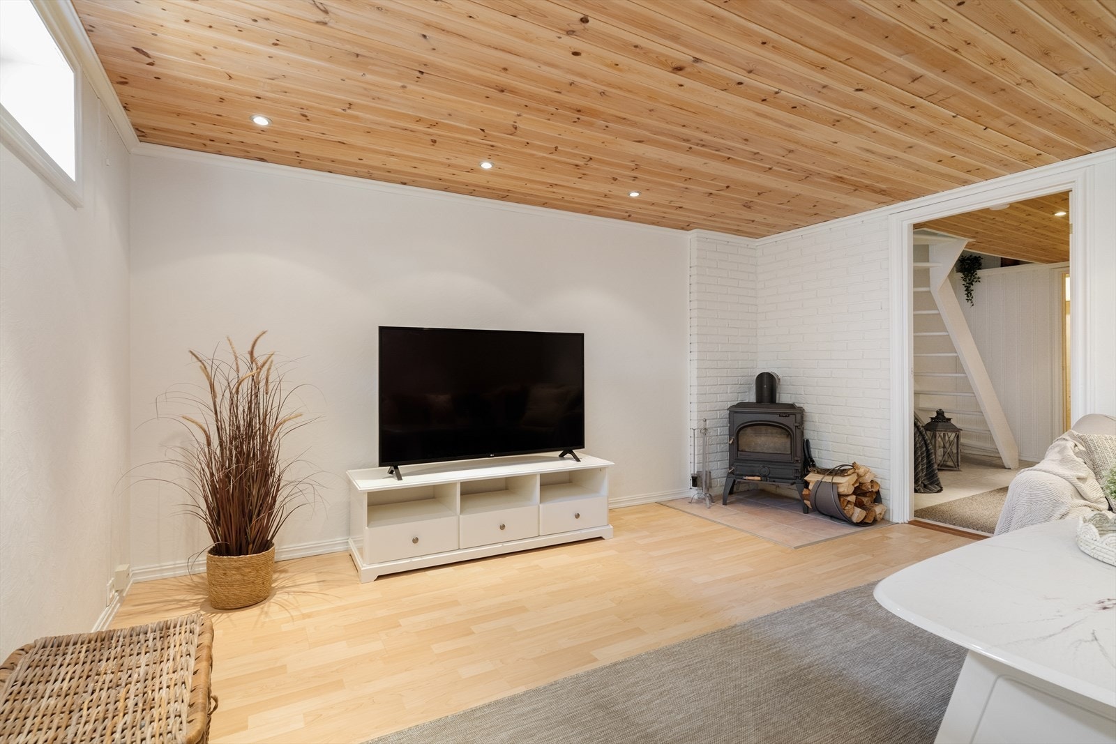 Innredet kjellerstue med peisovn som gir ekstra varme og hygge. Galleribilde