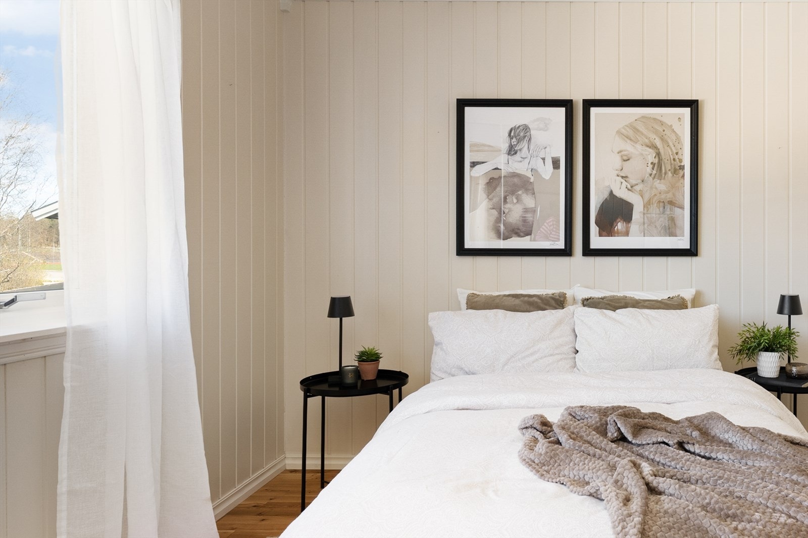 Soverom med malt panel på veggene og parkettgulv. Galleribilde