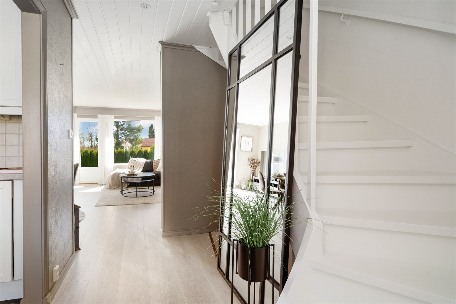 Gjennomgående lyse overflater og malt panel i taket skaper en helhetlig stil. Galleribilde