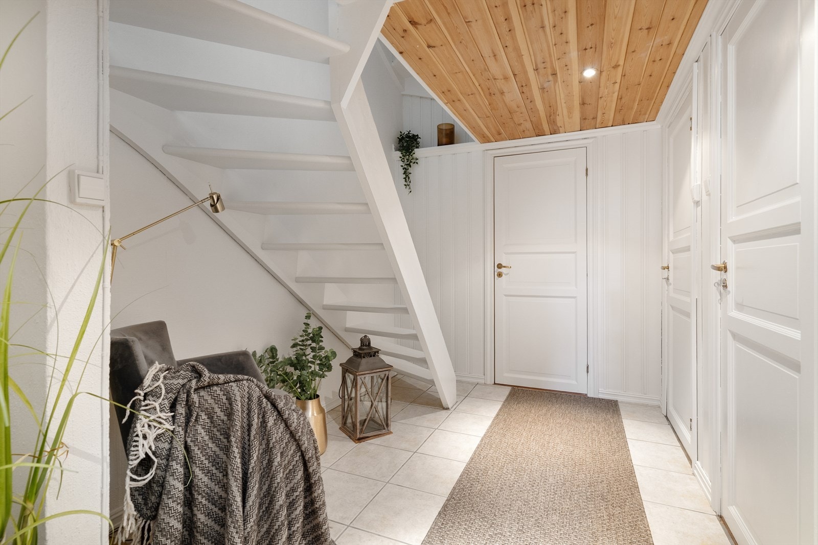 Praktisk plass under trappen og tilgang til bod. Galleribilde