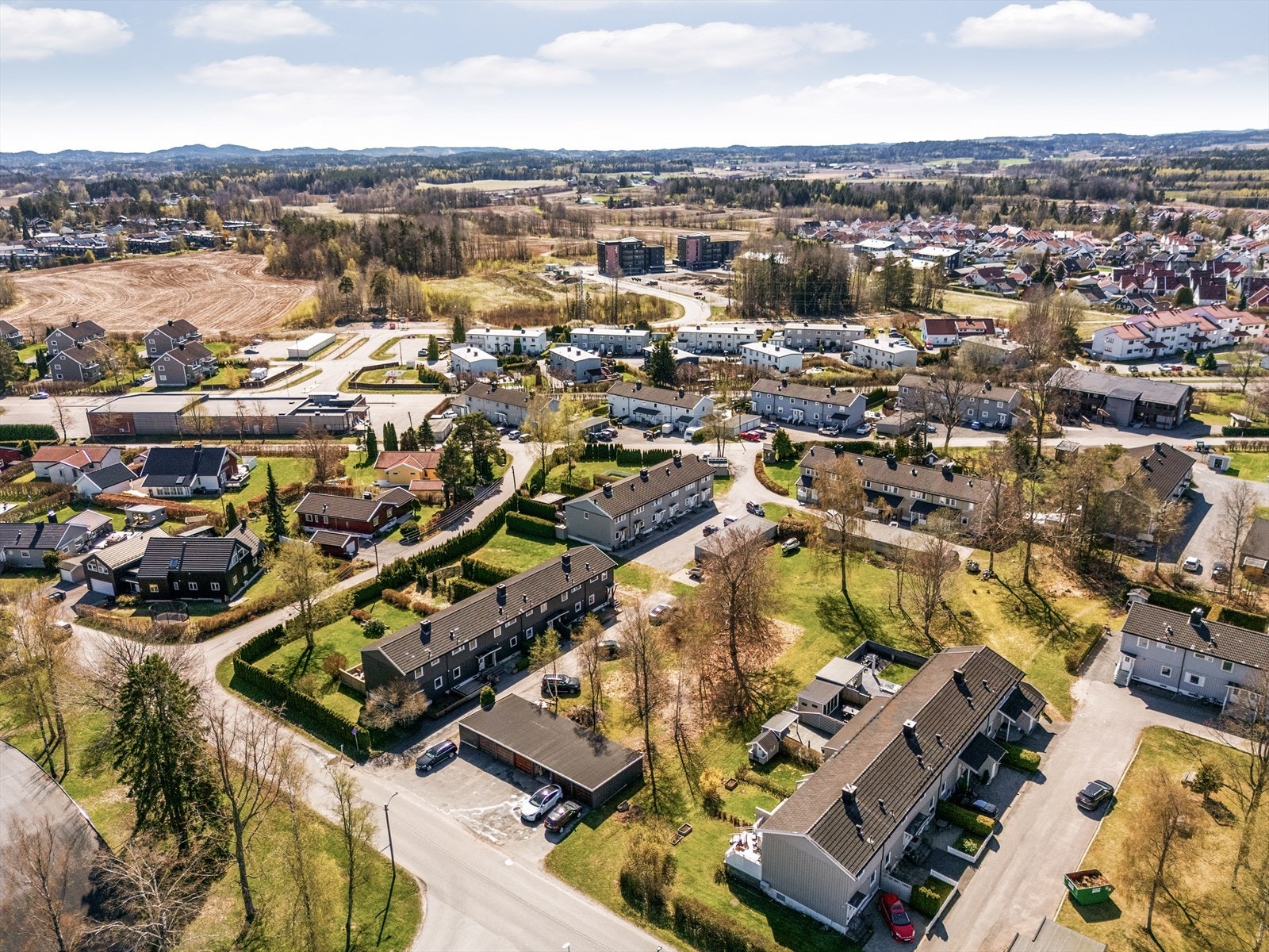 Rekkehuset ligger i et etablert og populært boligområde. Galleribilde