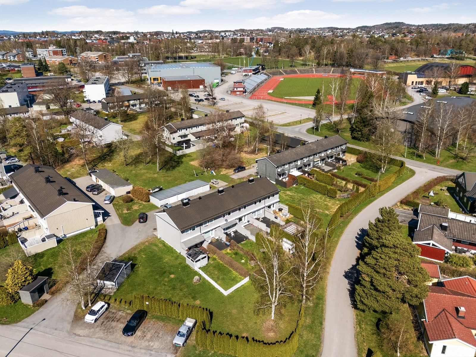 Bugården ungdomsskole og idrettsanlegg ligger i umiddelbar nærhet. Galleribilde