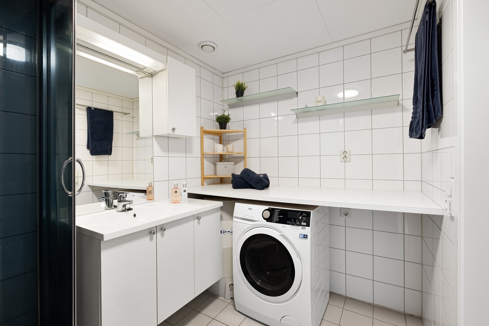 Leiligheten har et pent flislagt bad med varmekabler i gulv. Galleribilde