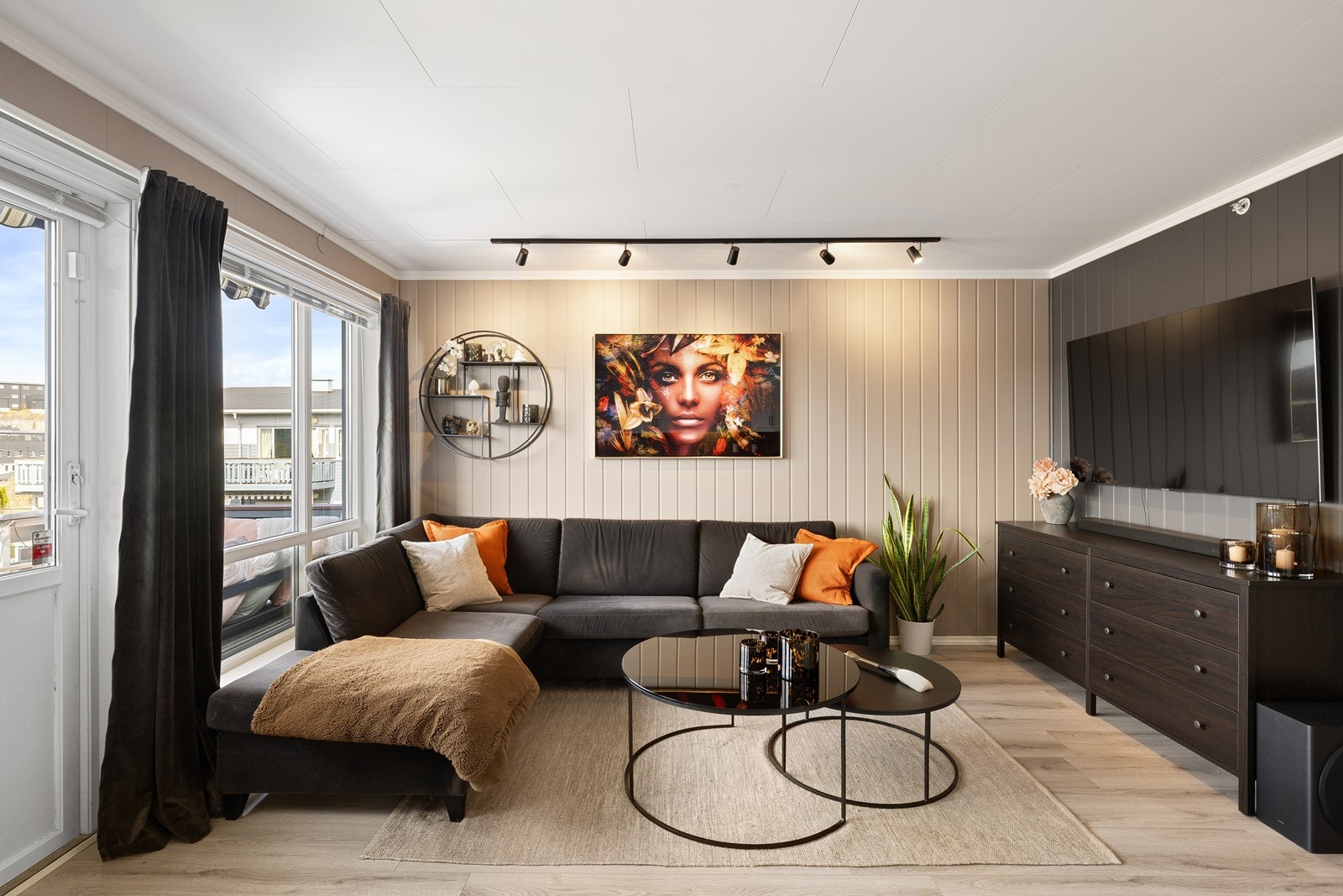 Leiligheten har en lys og tiltalende stue med god plass til både sofagruppe og spisebord. Galleribilde