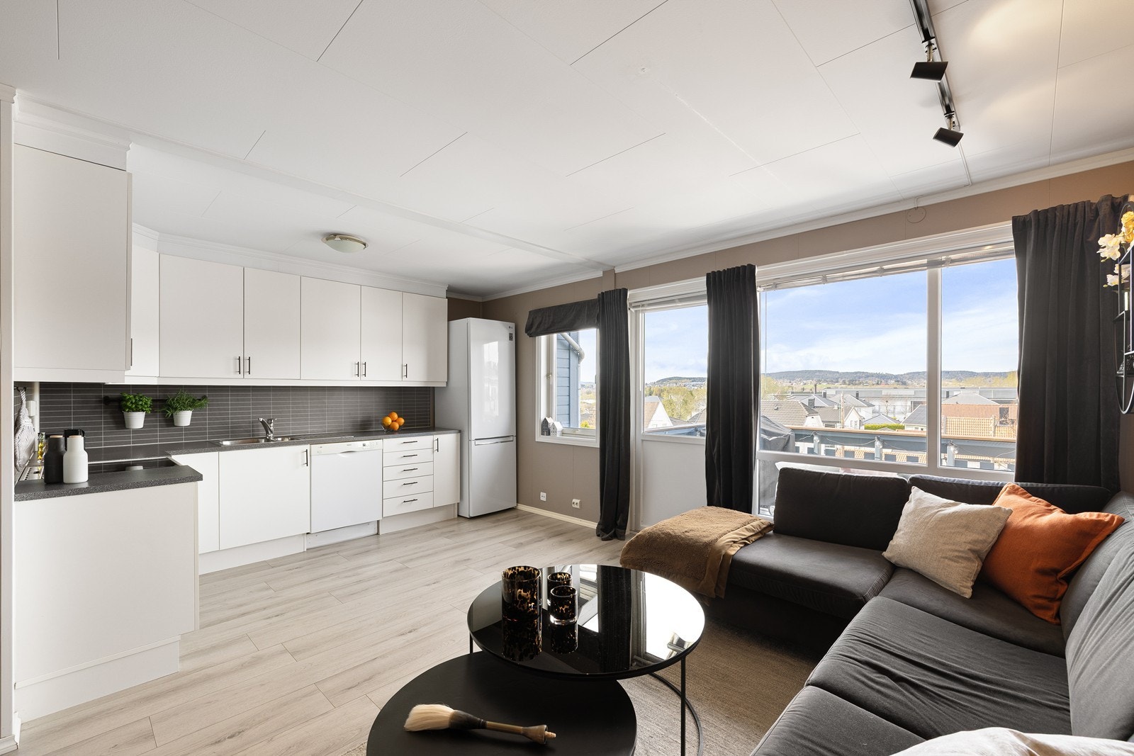 En moderne og innbydende leilighet med arealeffektiv planløsning og utgang til balkong, plassert i 3. etasje med heisadkomst. Galleribilde