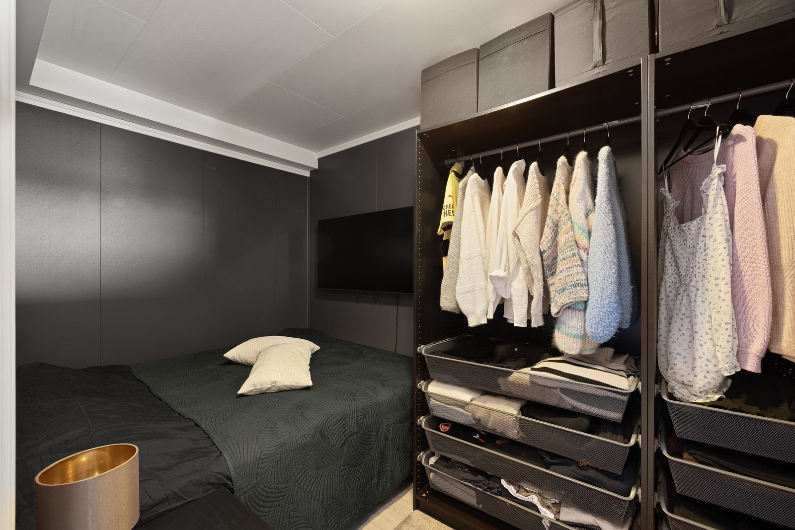 Leiligheten har et eget soverom, med moderne, sort fargevalg og parkettlaminat på gulv. Galleribilde