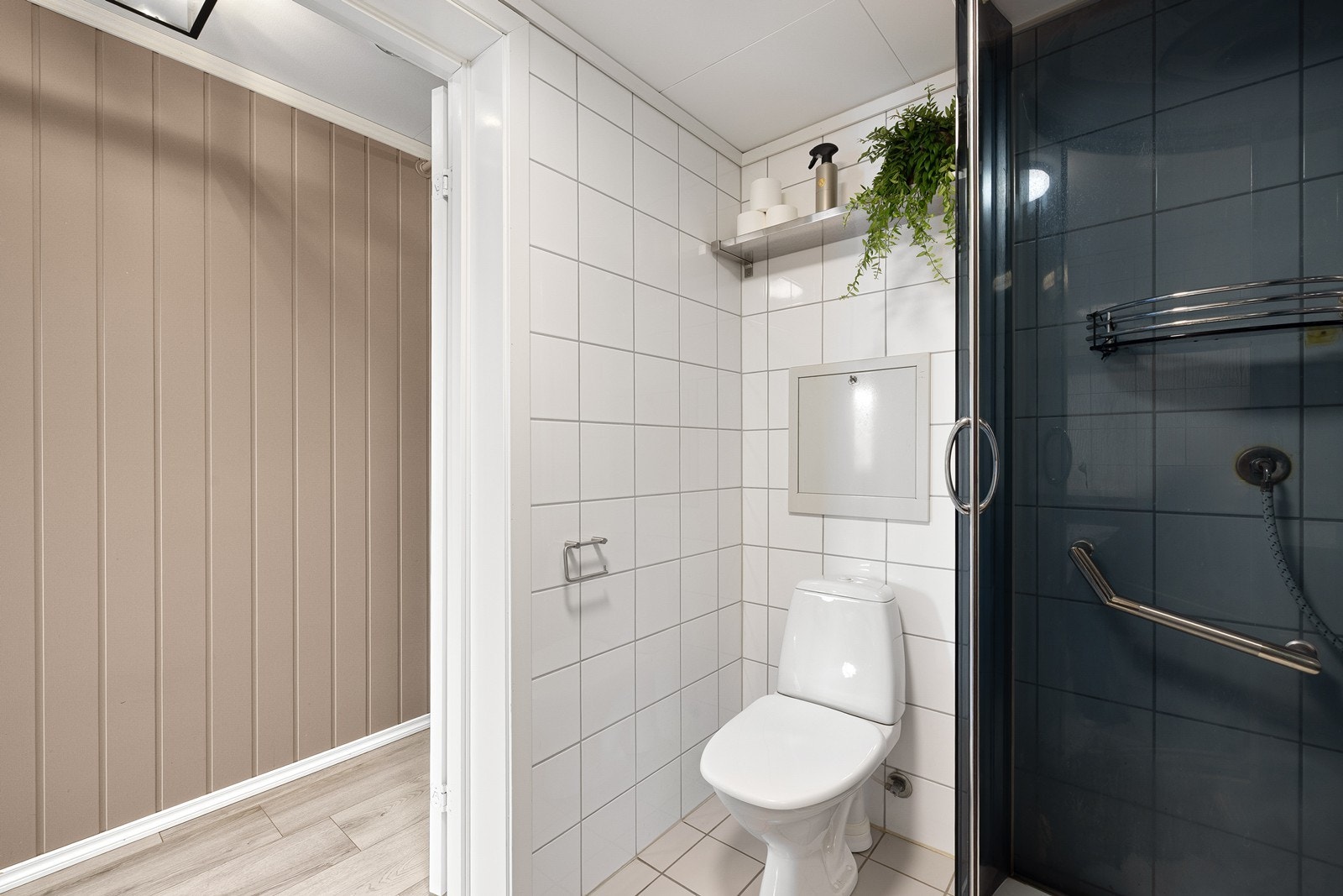 Badet har steamdusjkabinett, wc, varmtvannsbereder, mekanisk avtrekk og opplegg for vaskemaskin. Galleribilde