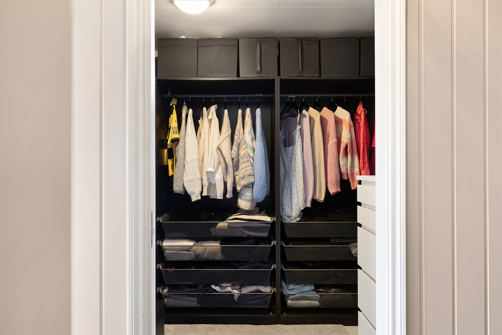 Leiligheten disponerer i tillegg en utvendig bod, noe som gir gode lagringsmuligheter. Galleribilde