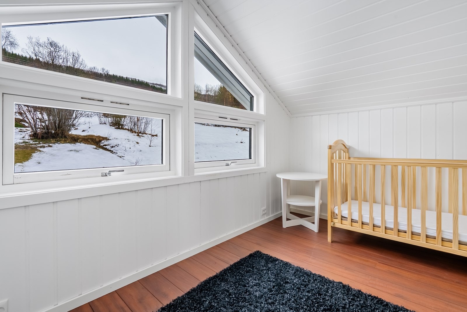Disponibelt rom innredet og brukt som soverom, tiltaket er ikke omsøkt eller godkjent som soverom. Galleribilde