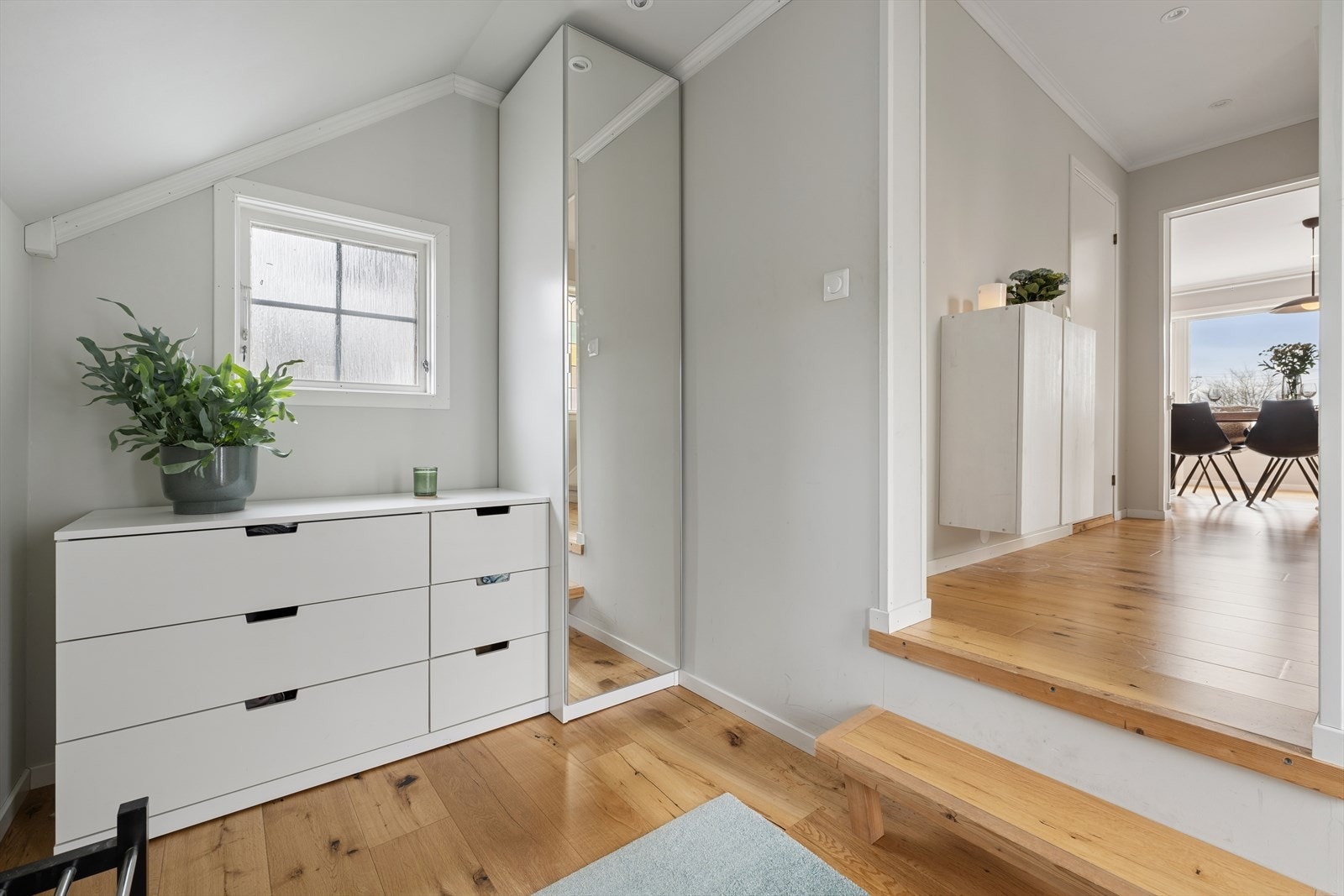 Praktisk gang, hvor det er god plass til å henge fra seg yttertøy. Galleribilde