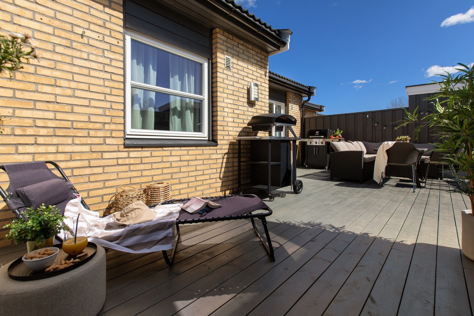 Terrassen har impregnerte terrassebord og er delvis skjermet med levegger som skaper en lun og privat atmosfære. Galleribilde